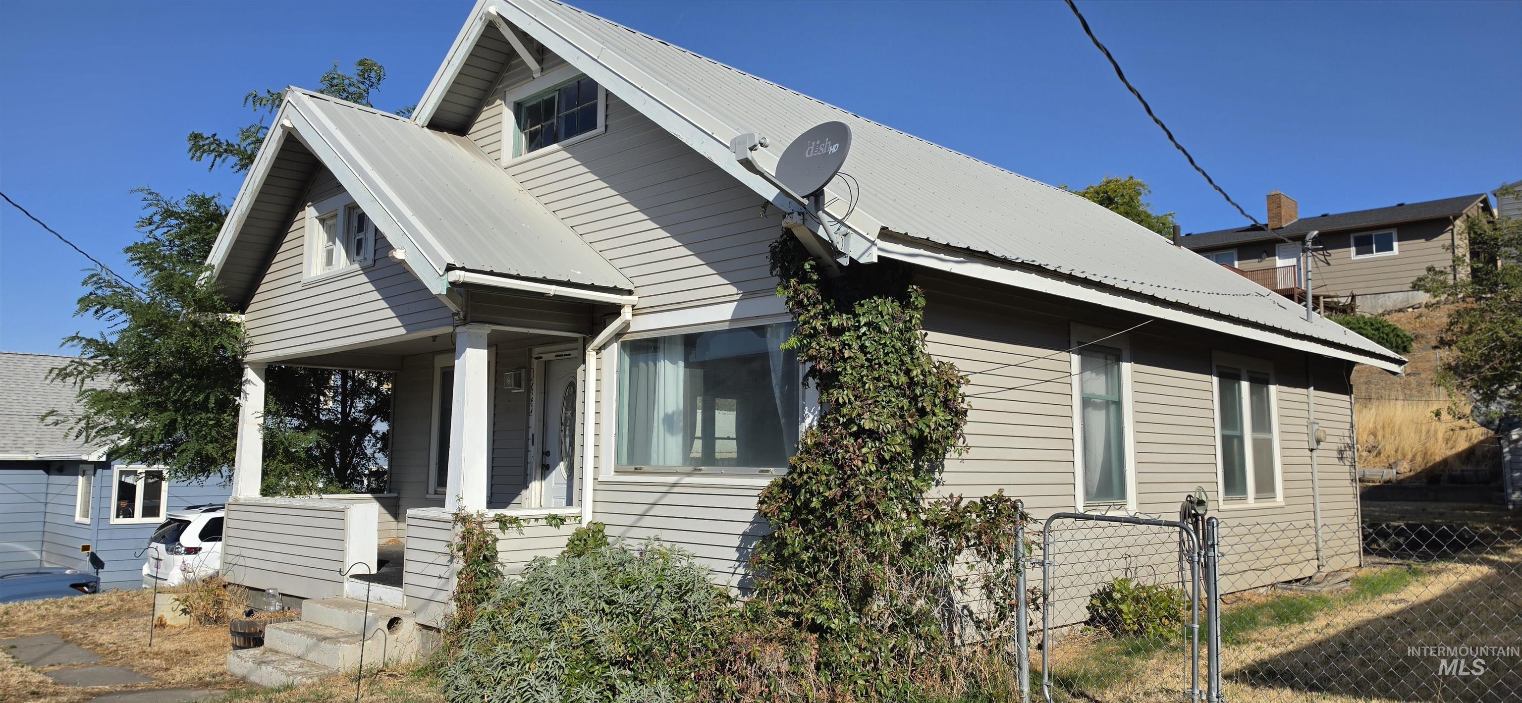 1627 Main Property Photo 29