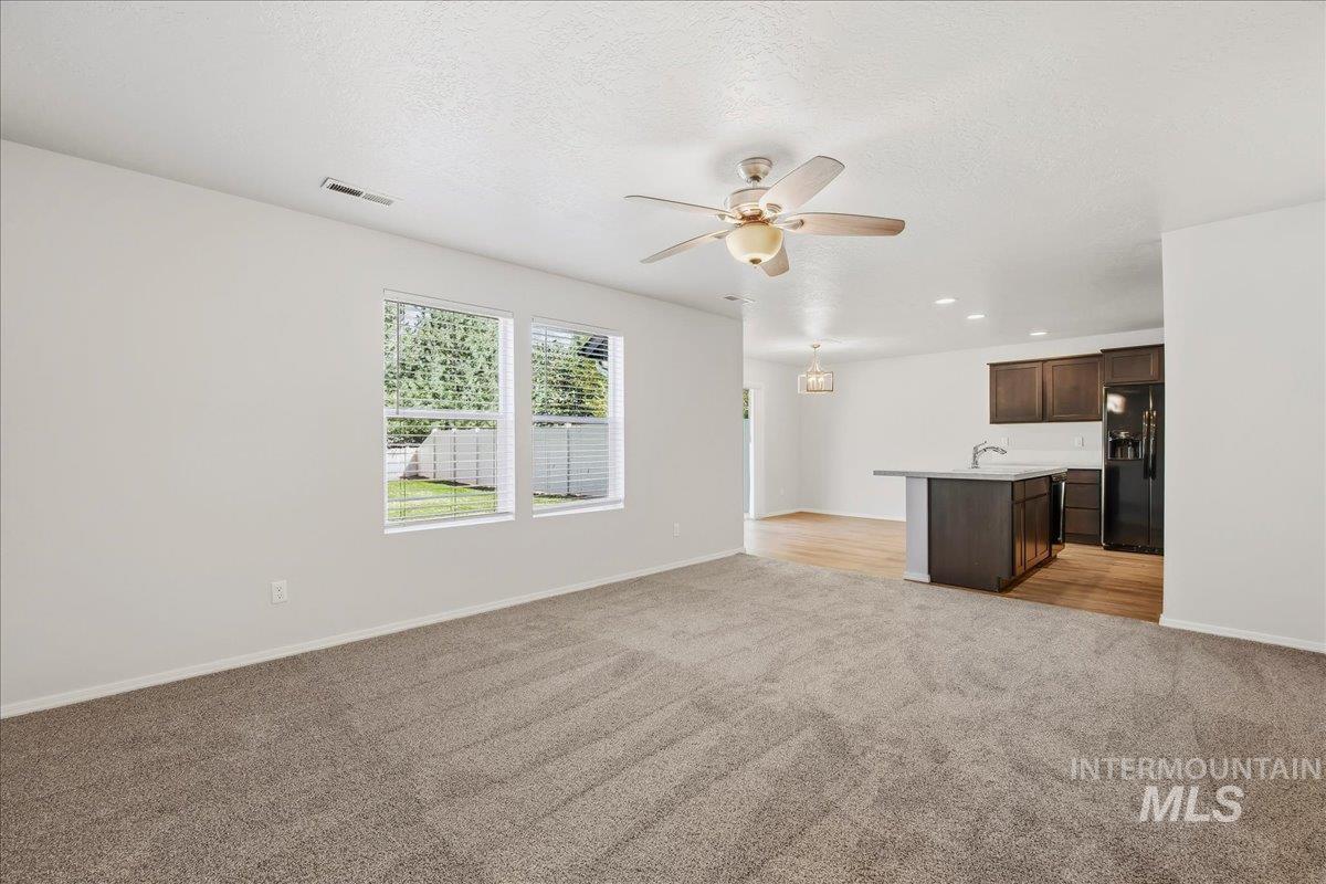 862 W Woodpine St Property Photo 4