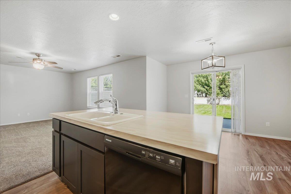 862 W Woodpine St Property Photo 11