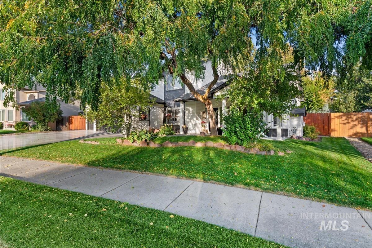 2734 S Pine Flats Ave Property Photo 2