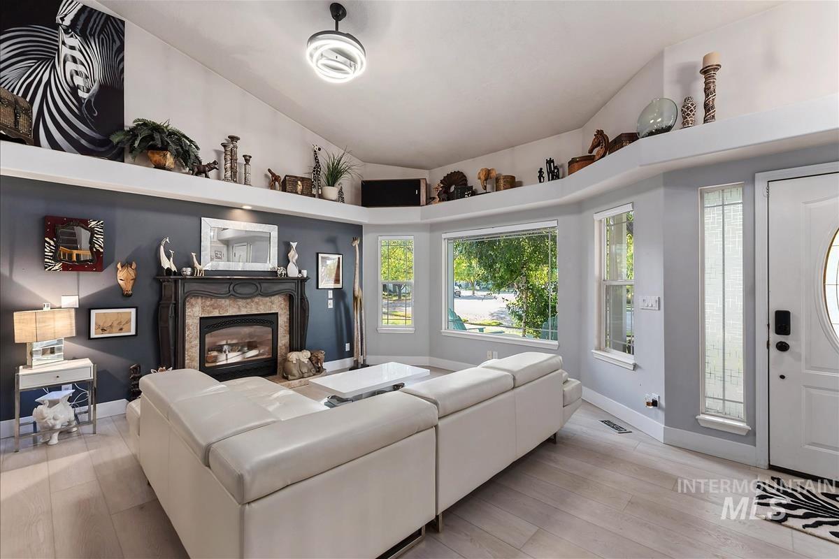 2734 S Pine Flats Ave Property Photo 10