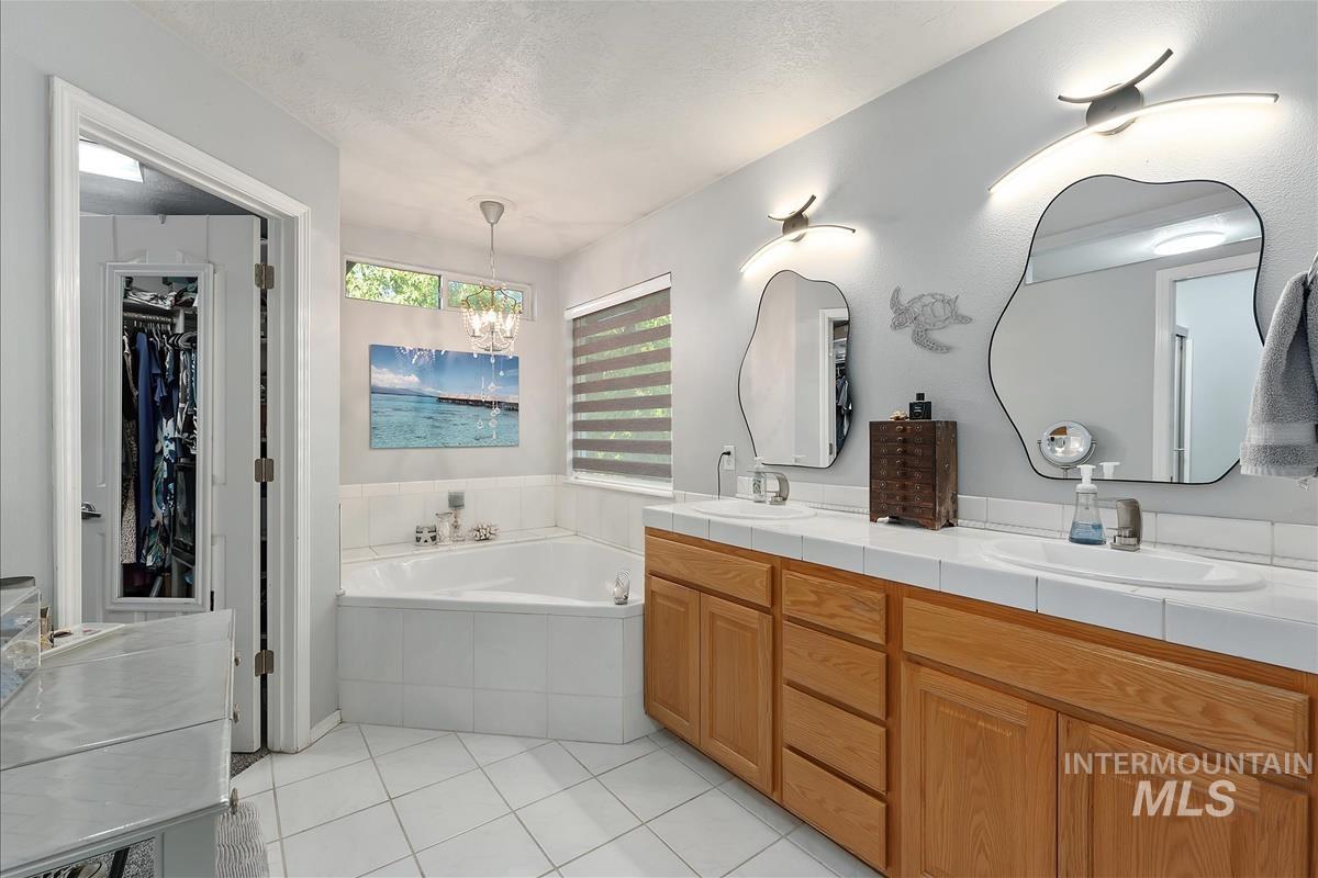 2734 S Pine Flats Ave Property Photo 28