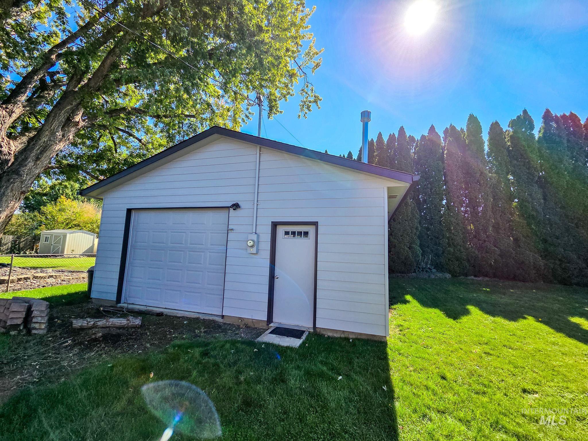 624 Airway Ave Property Photo 2