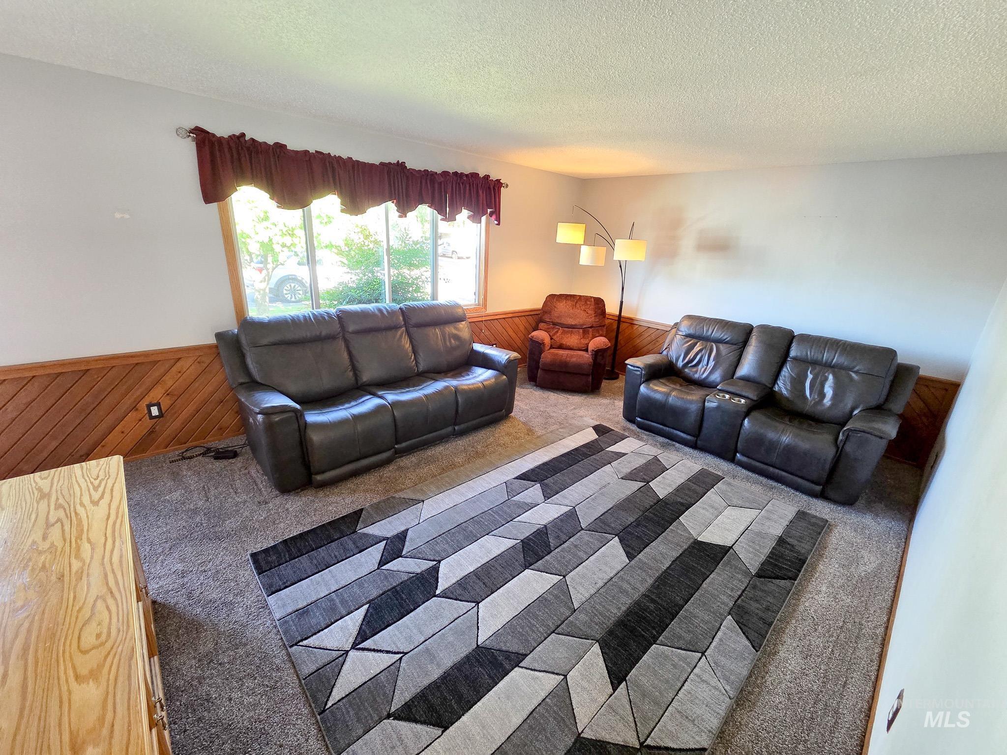 624 Airway Ave Property Photo 3