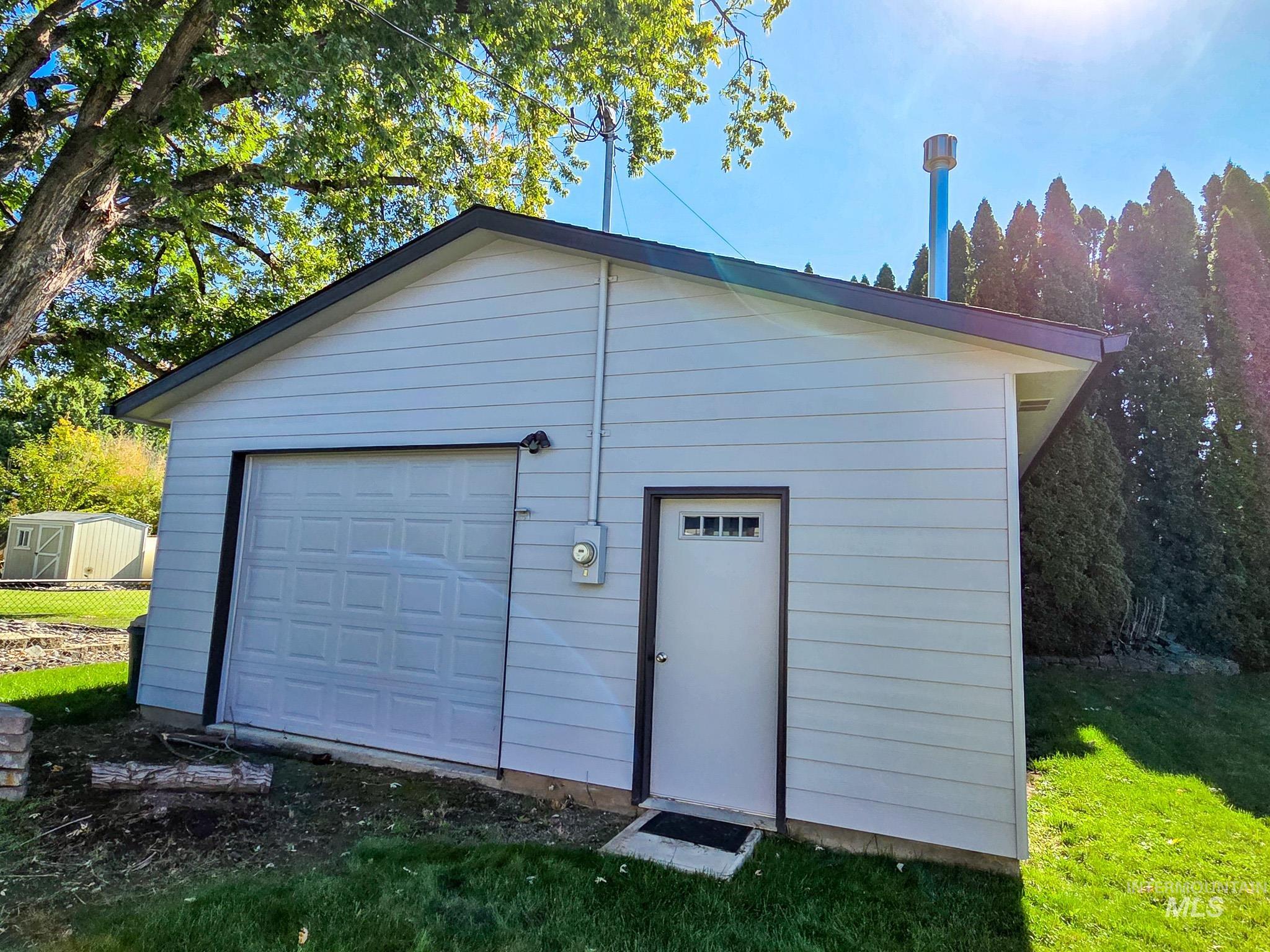 624 Airway Ave Property Photo 33