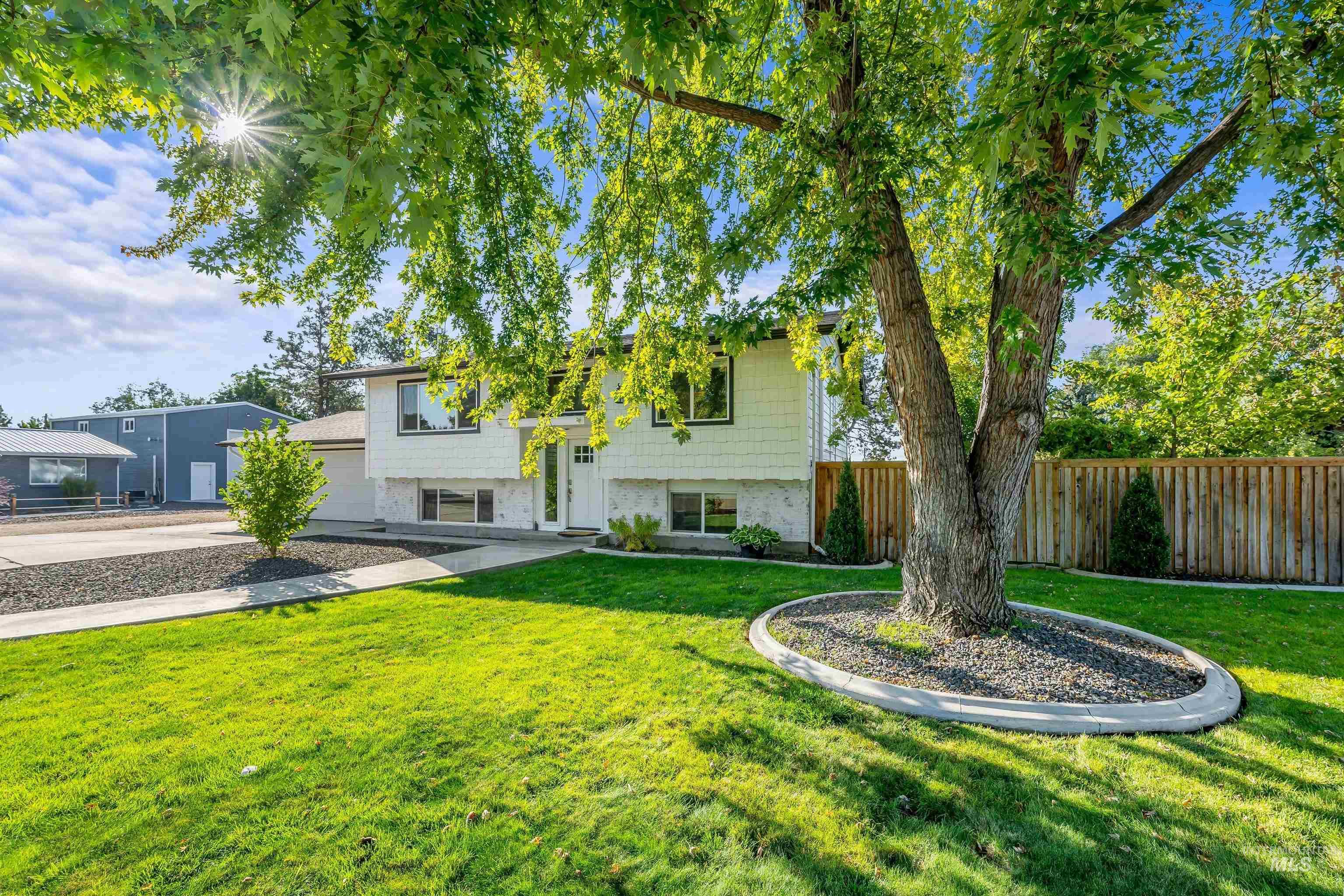 2204 Cari Circle Property Photo 2
