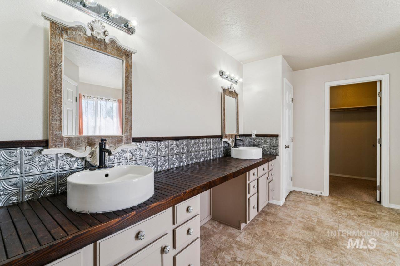 11761 Tidewater St Property Photo 27