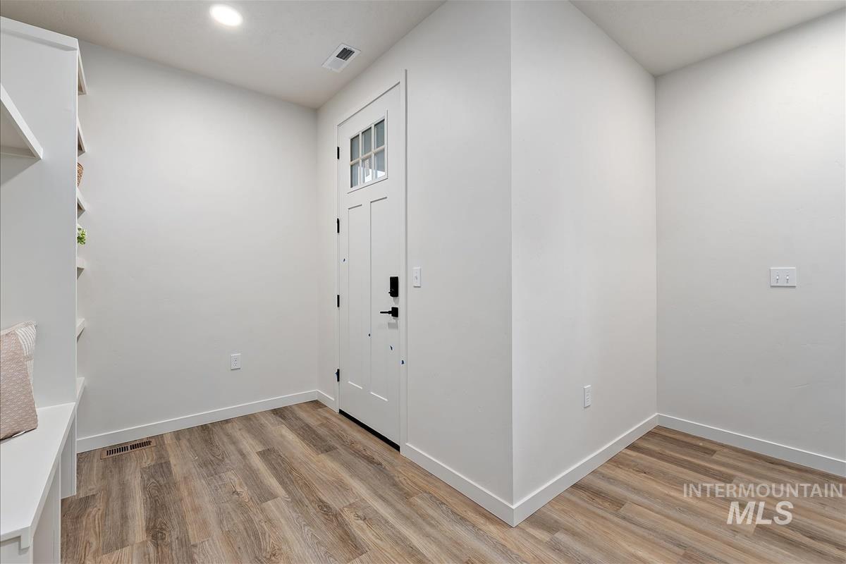 1044 W Melrose St Property Photo 3