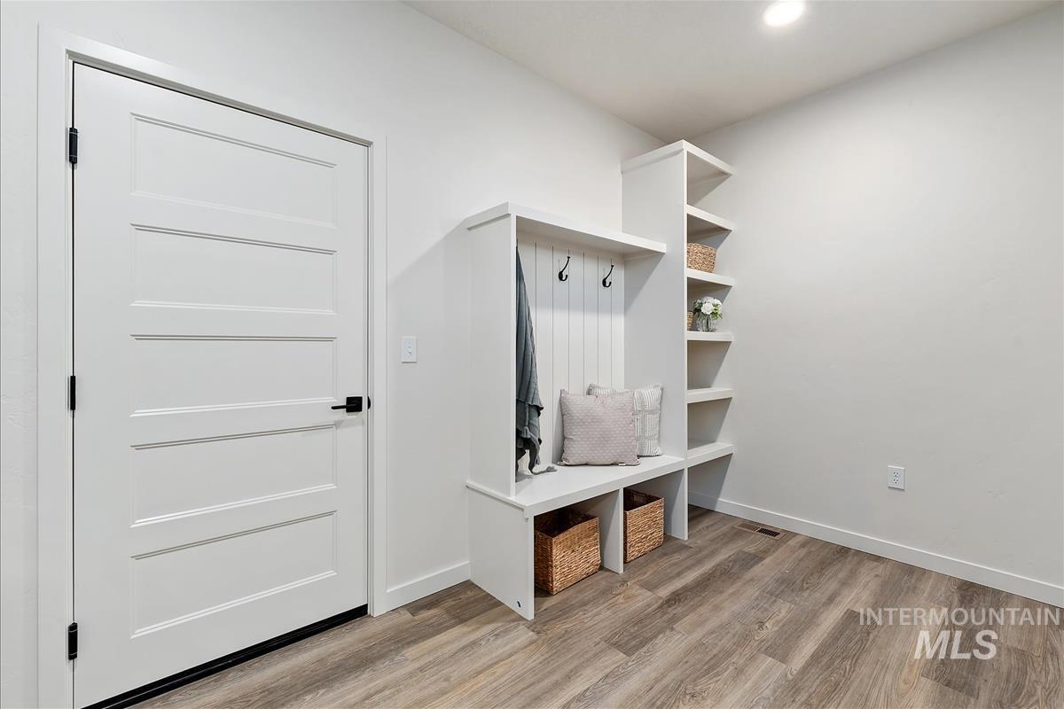 1044 W Melrose St Property Photo 4