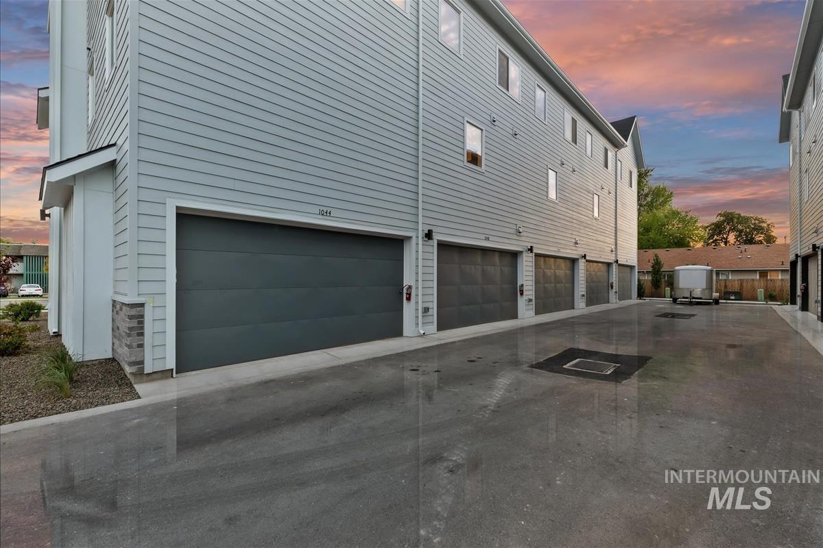 1044 W Melrose St Property Photo 31