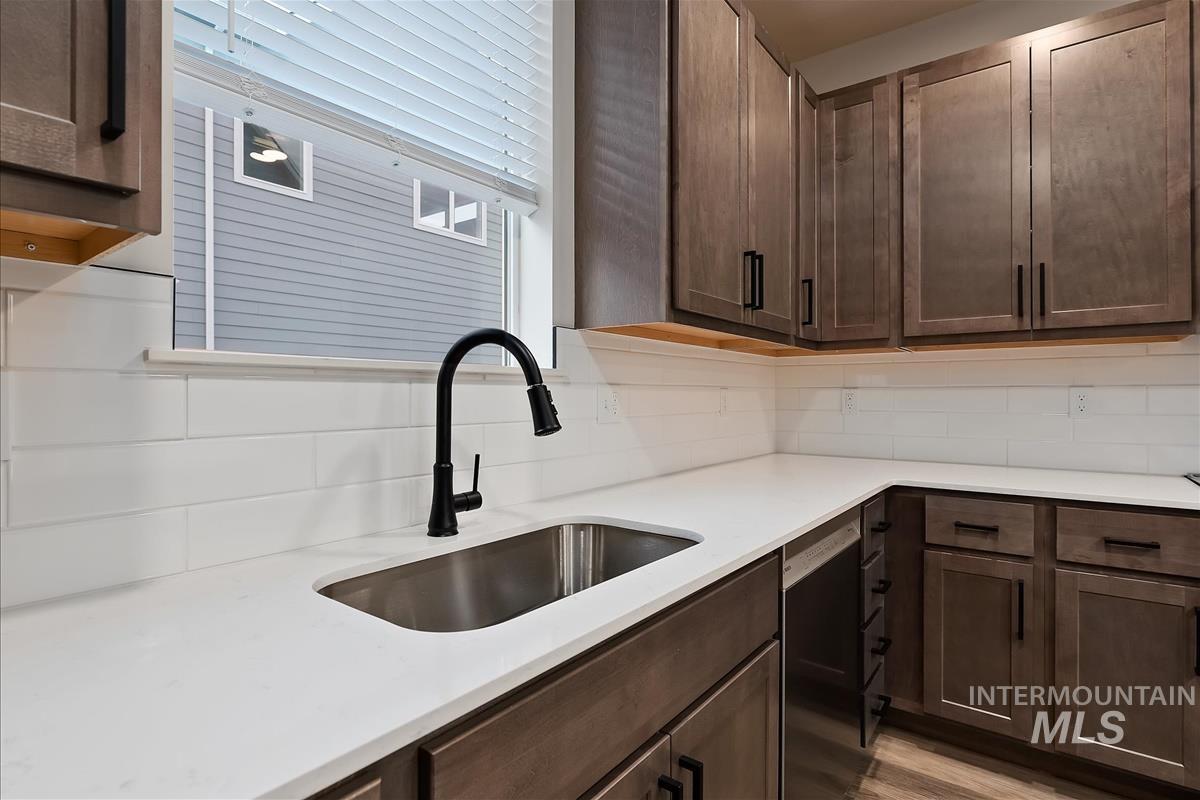 1048 W Melrose St Property Photo 10