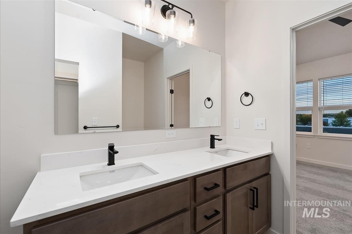 1048 W Melrose St Property Photo 21