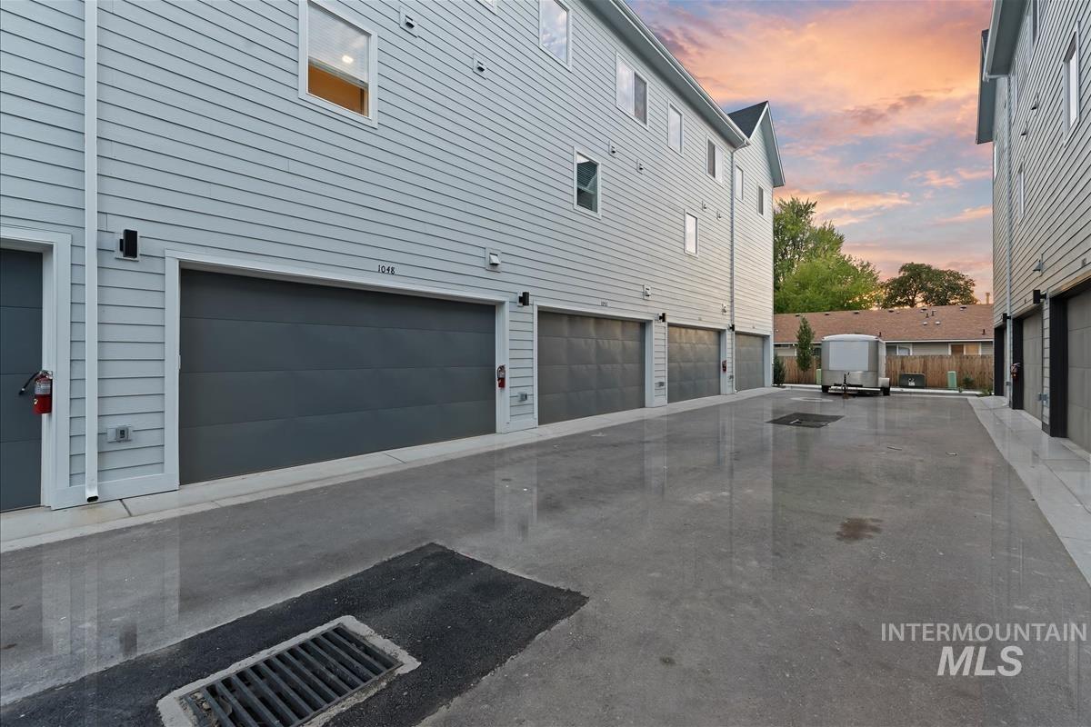 1048 W Melrose St Property Photo 27