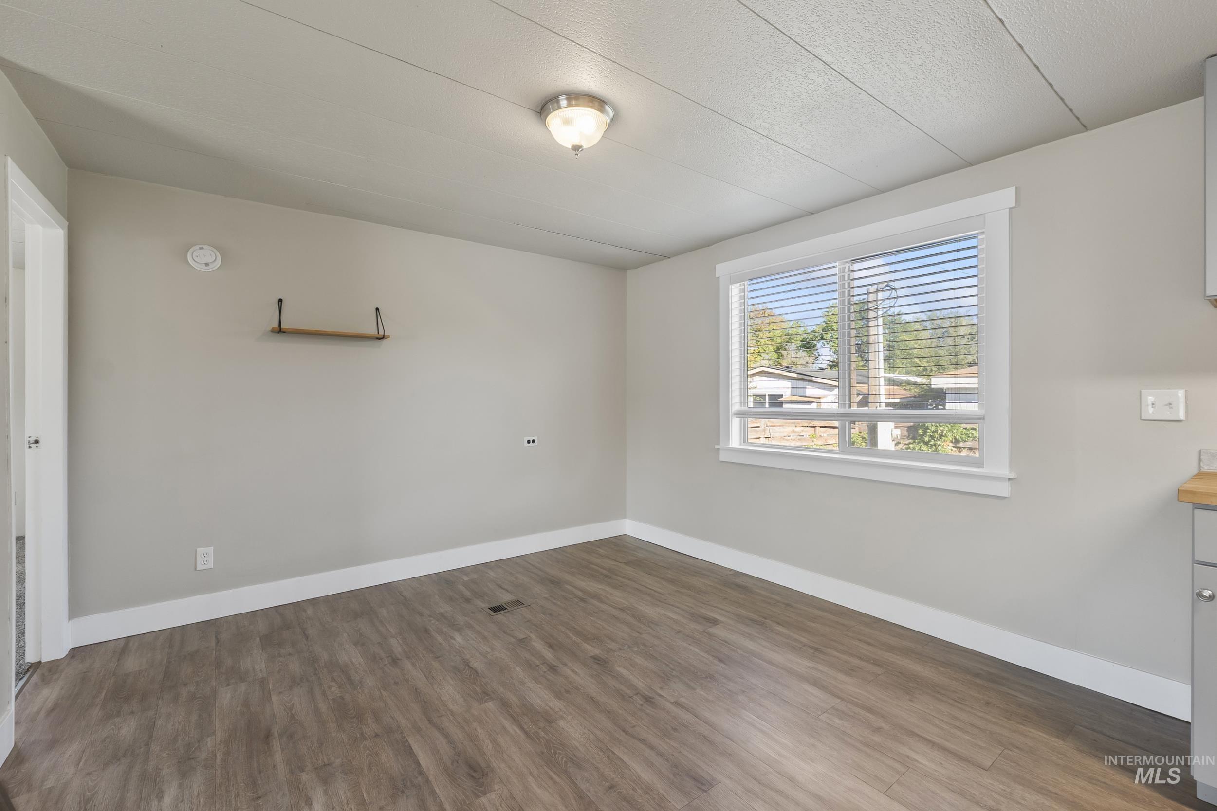9226 W Irving St Property Photo 4
