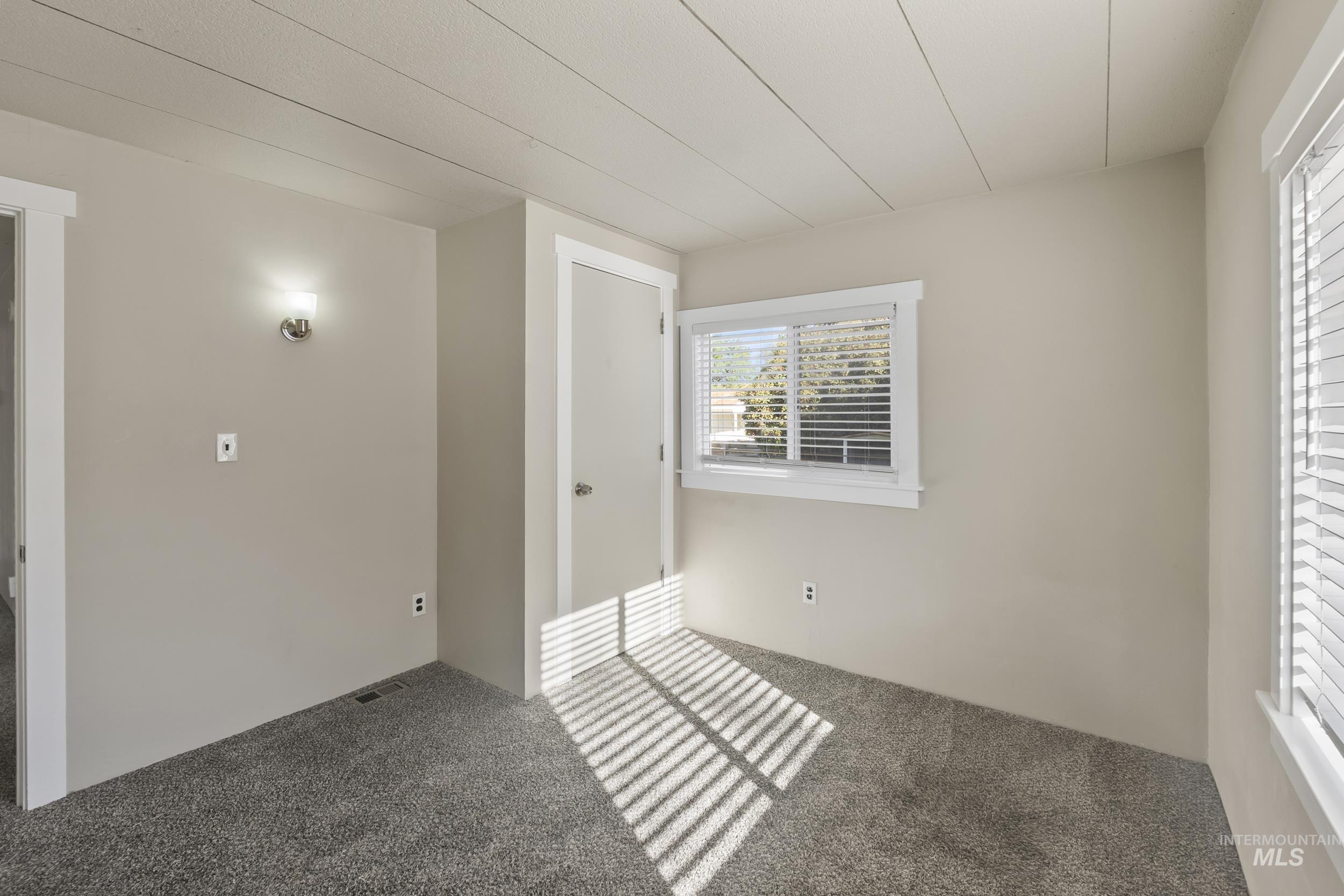 9226 W Irving St Property Photo 13