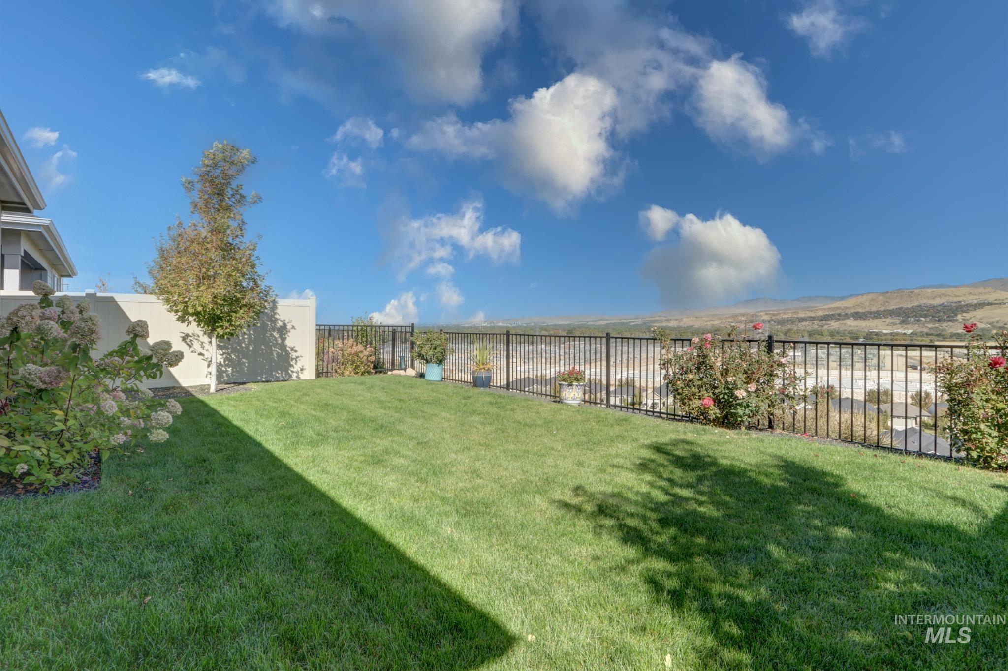 2214 E Danzee Dr Property Photo 2