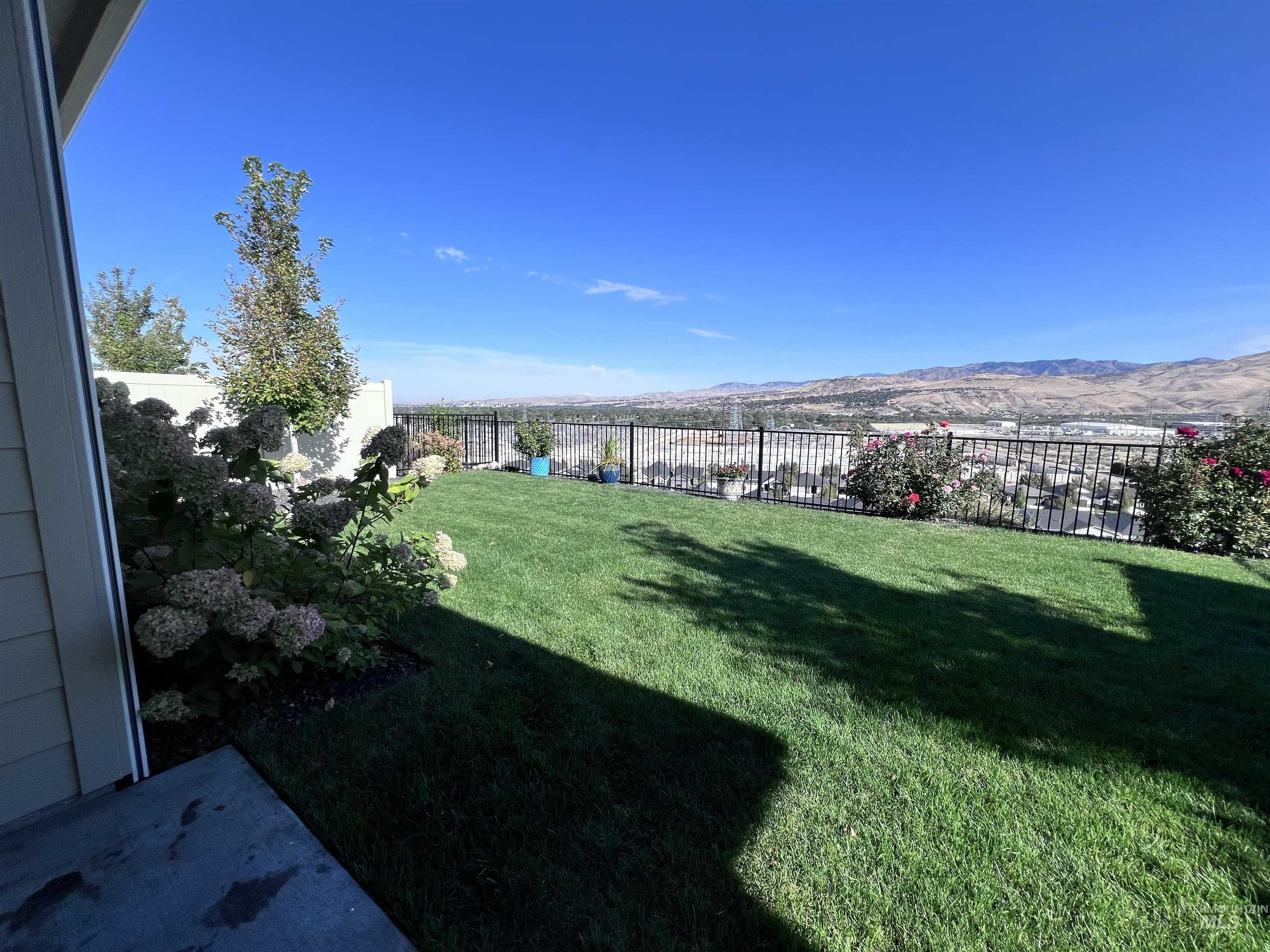 2214 E Danzee Dr Property Photo 3