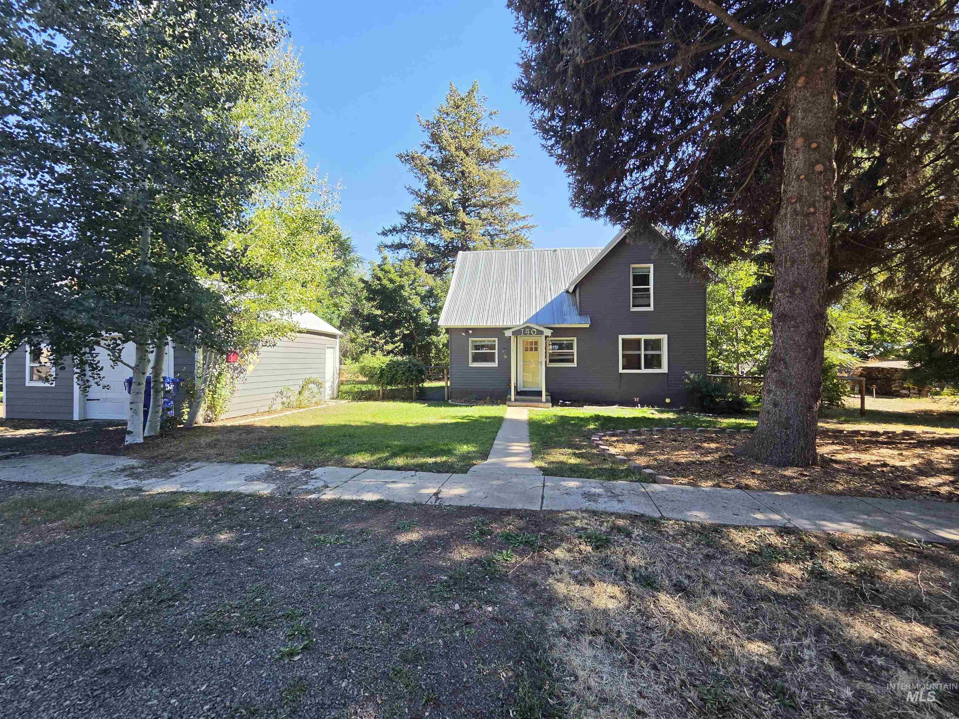 140 S 1st St Property Photo 1