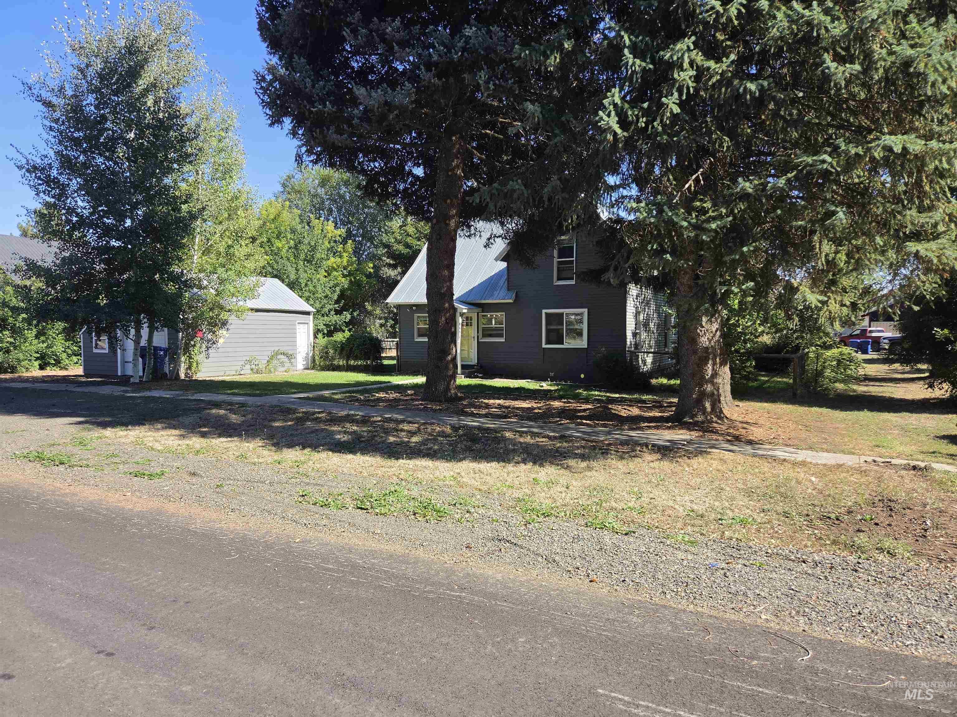 140 S 1st St Property Photo 4