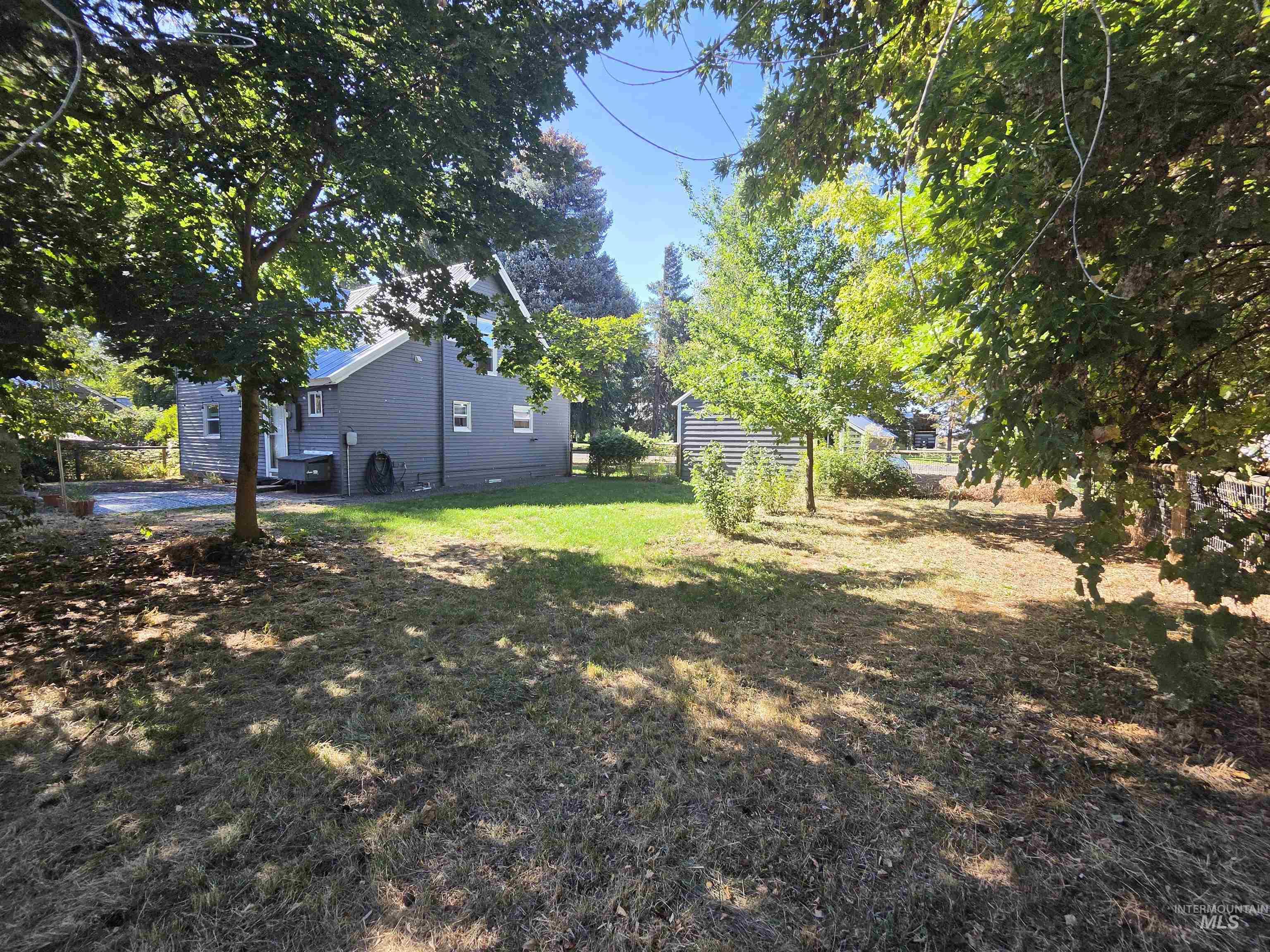 140 S 1st St Property Photo 38