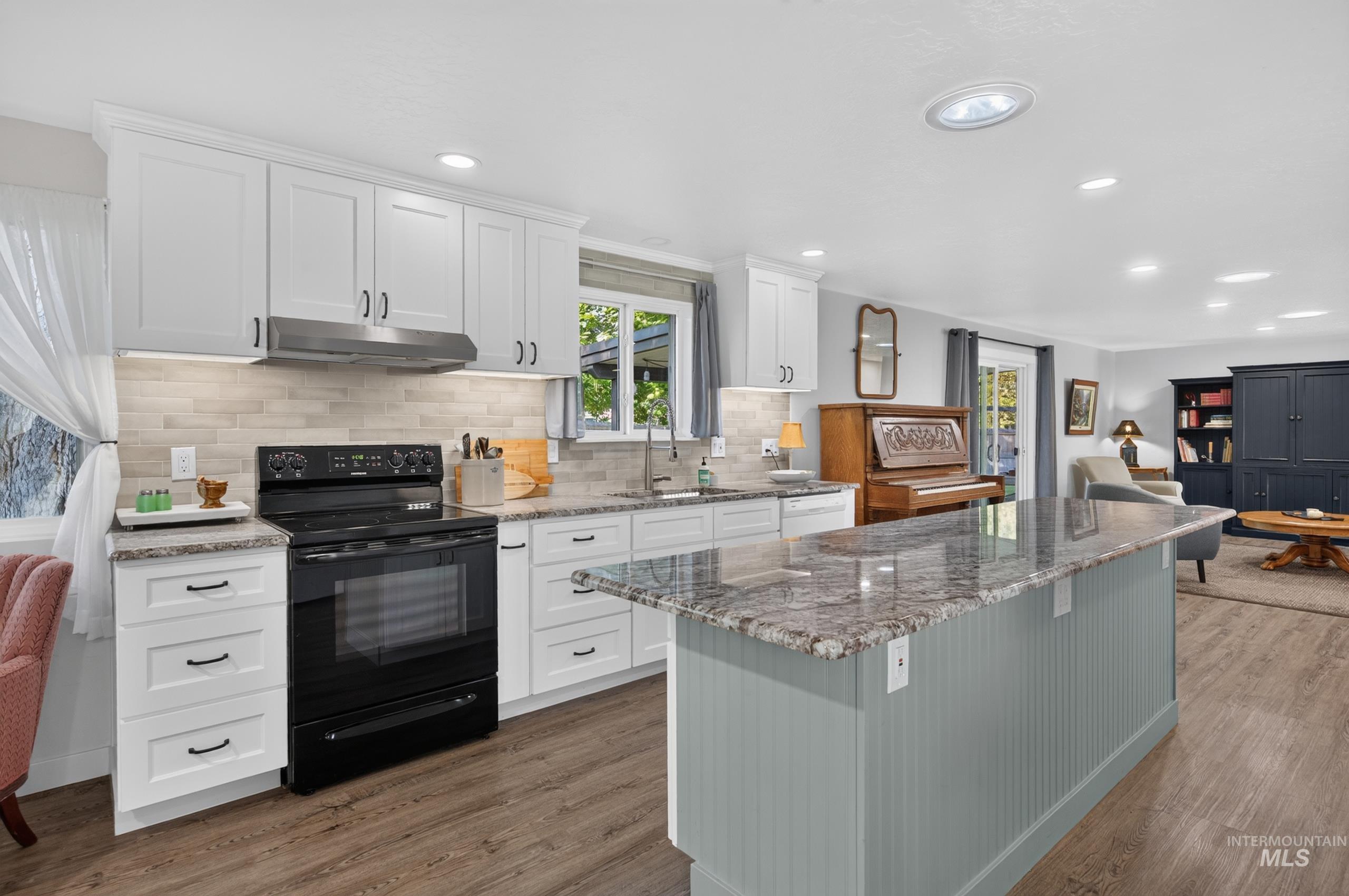 8595 W Westchester Ave Property Photo 17