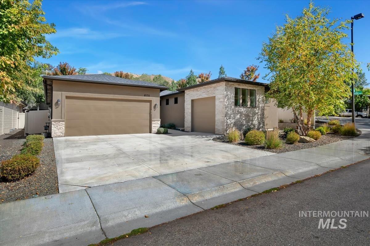 6170 W Ina Drive Property Photo 1