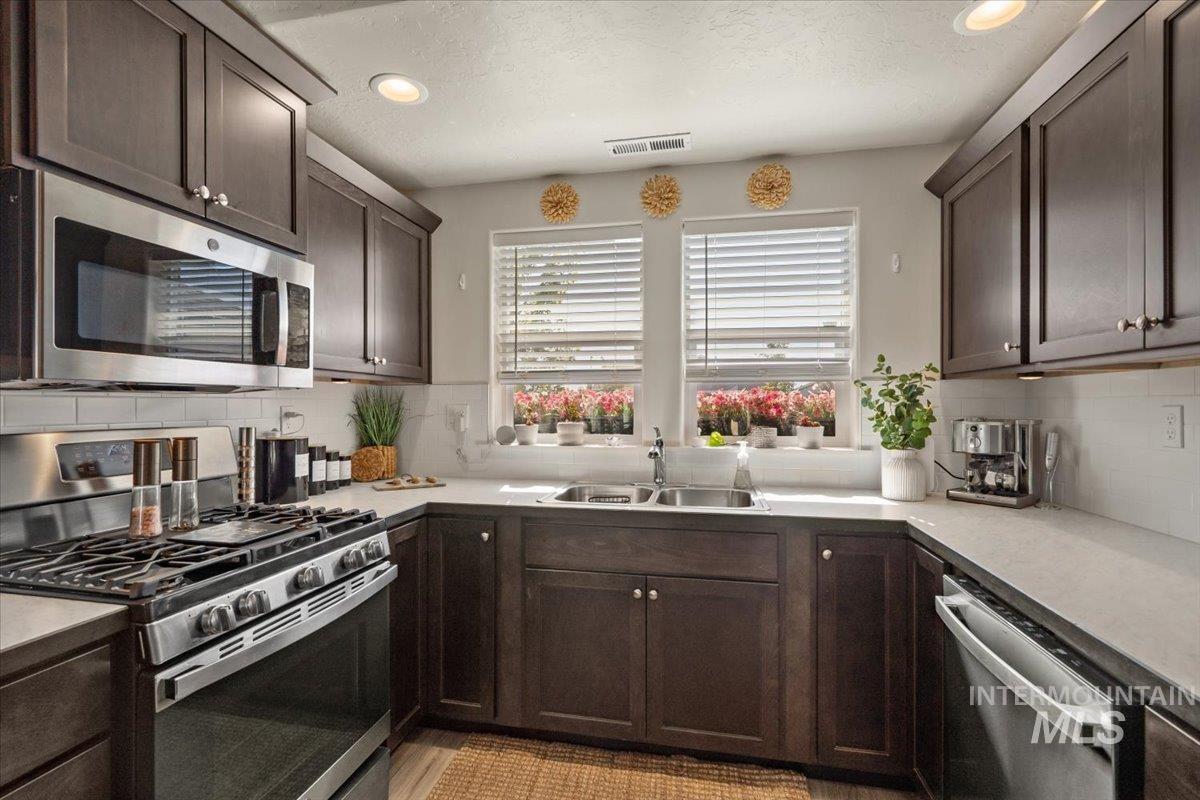 4623 Henley St Property Photo 10