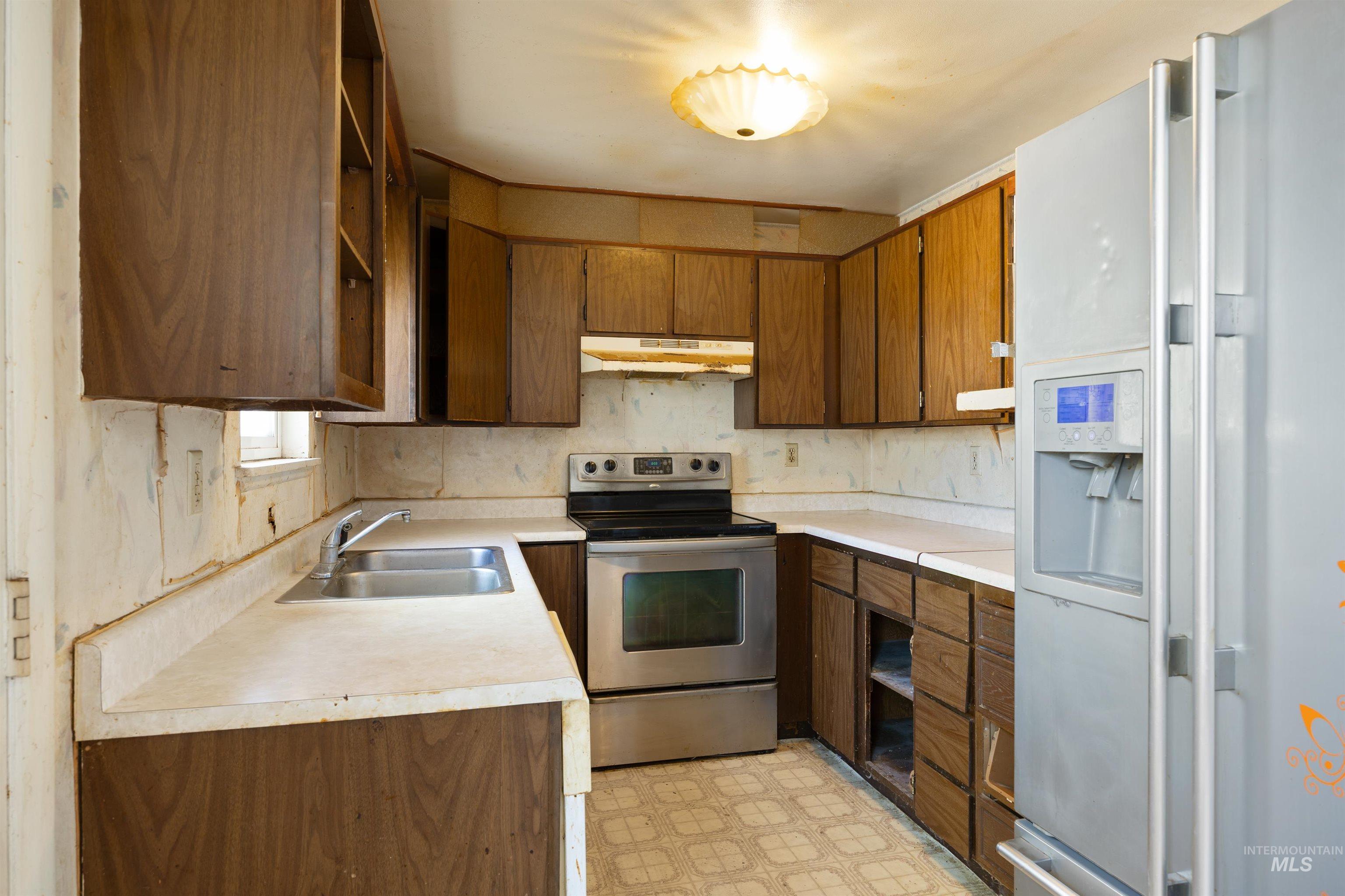 526 E Avenue J Property Photo 5