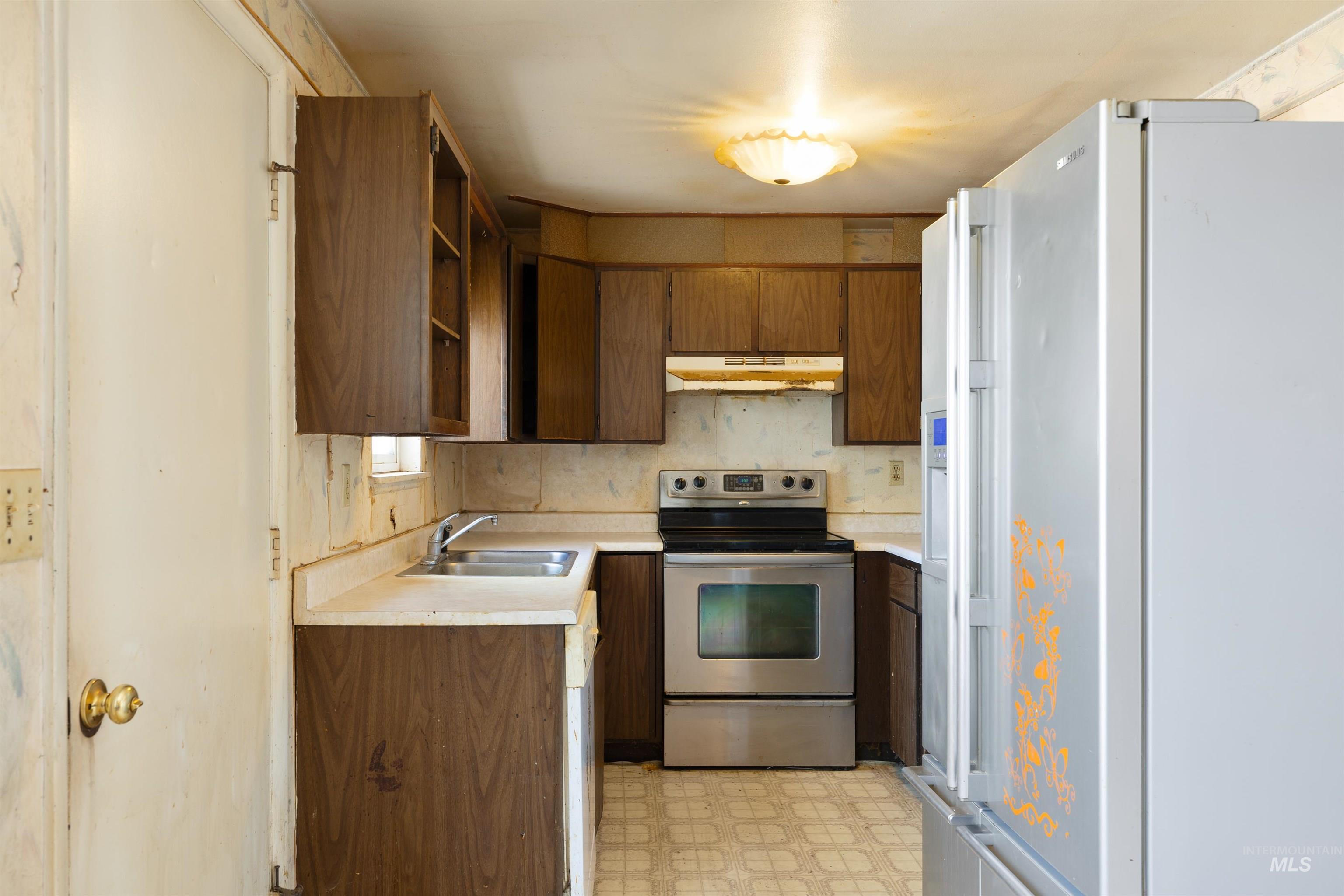 526 E Avenue J Property Photo 6