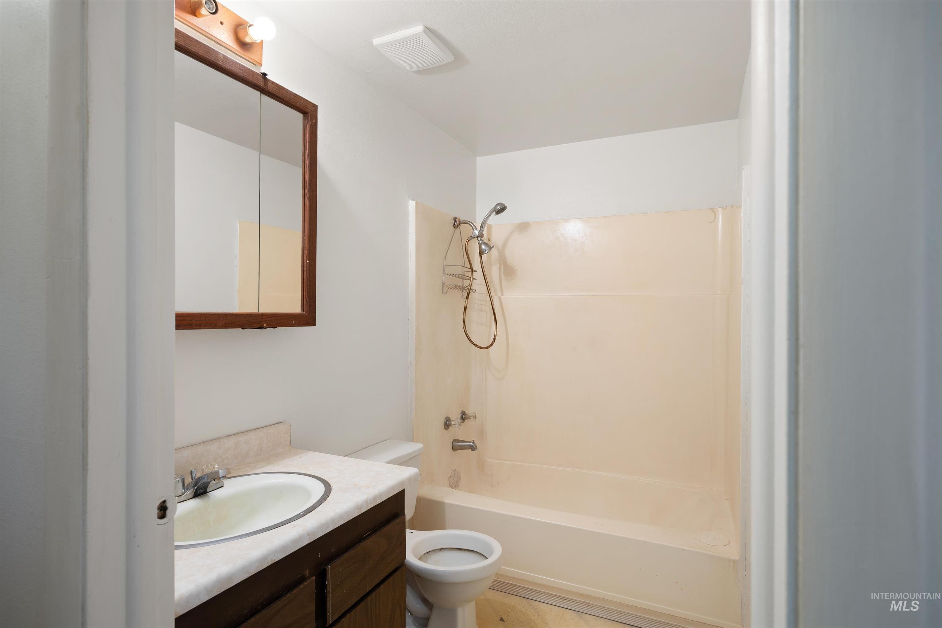 526 E Avenue J Property Photo 9
