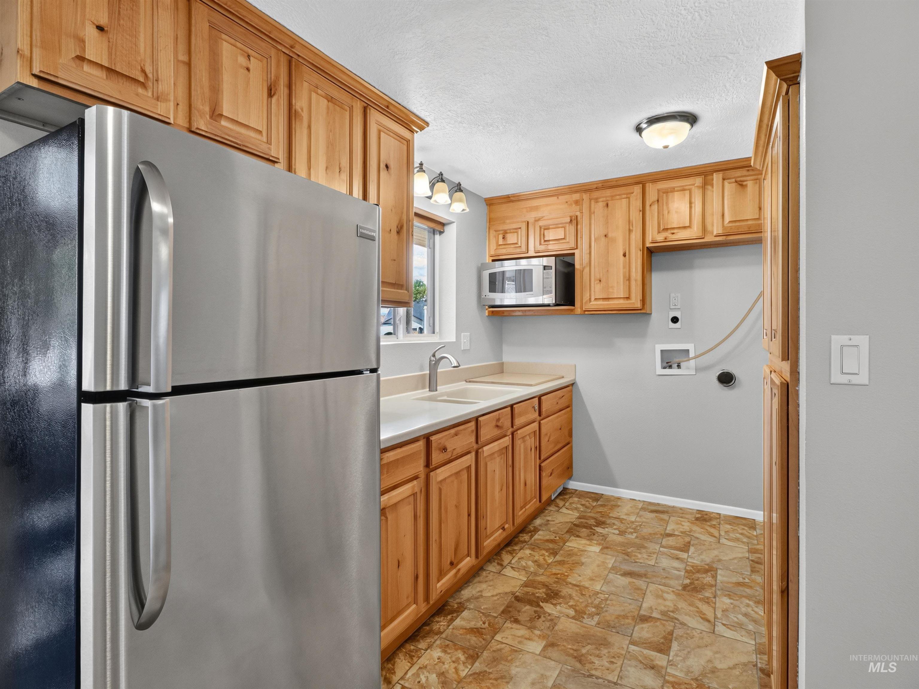 2590 S Cloverdale Rd Property Photo 19