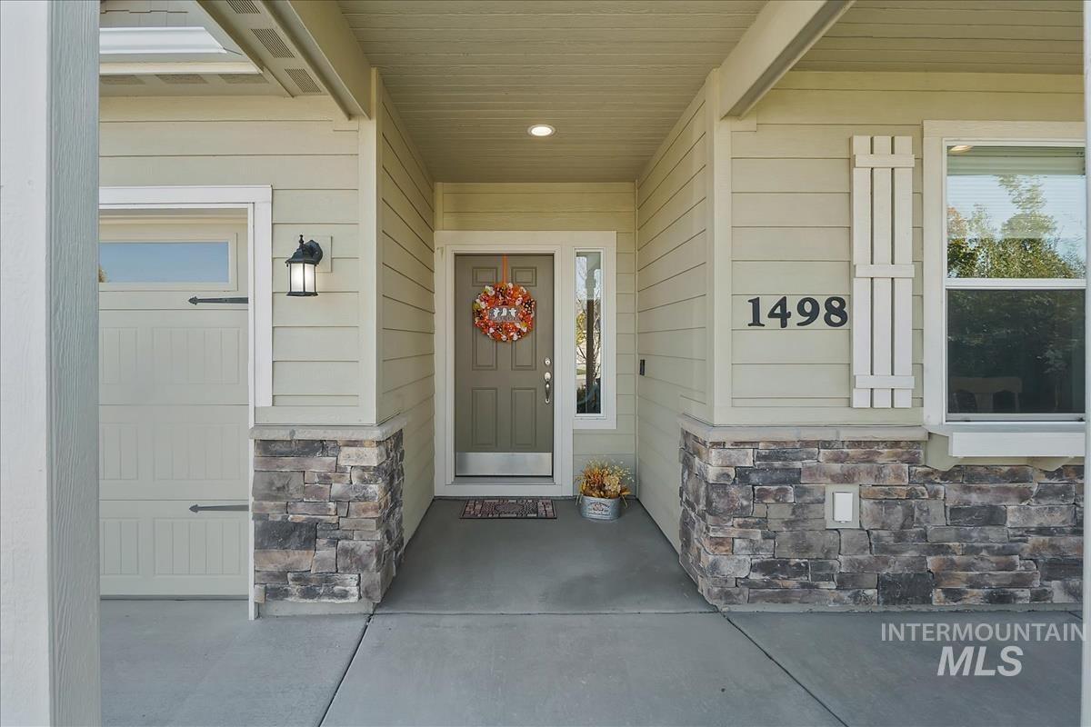 1498 N Steens Ave Property Photo 2