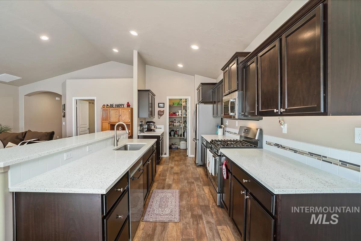 1498 N Steens Ave Property Photo 8