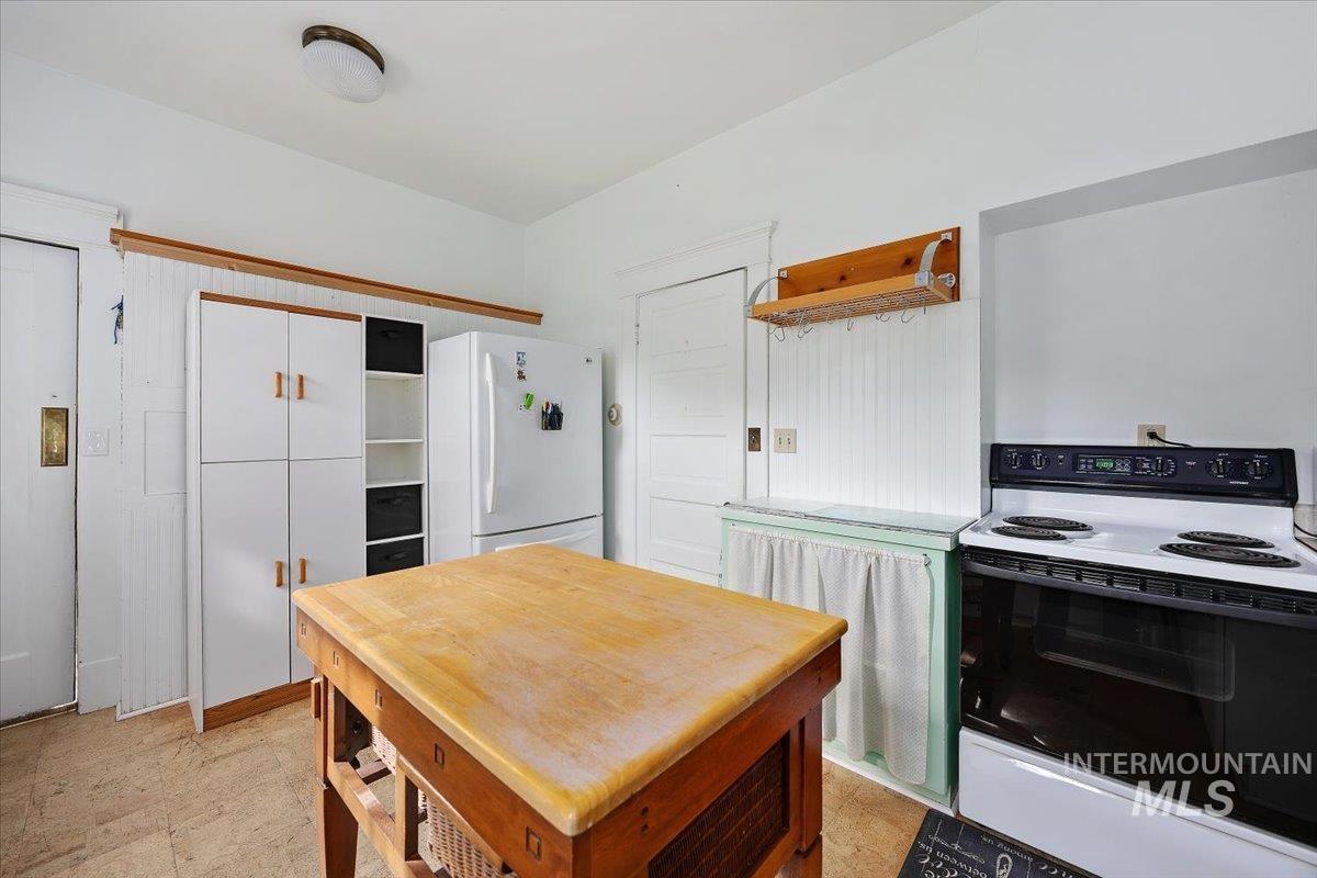 416 E Ave A Property Photo 16