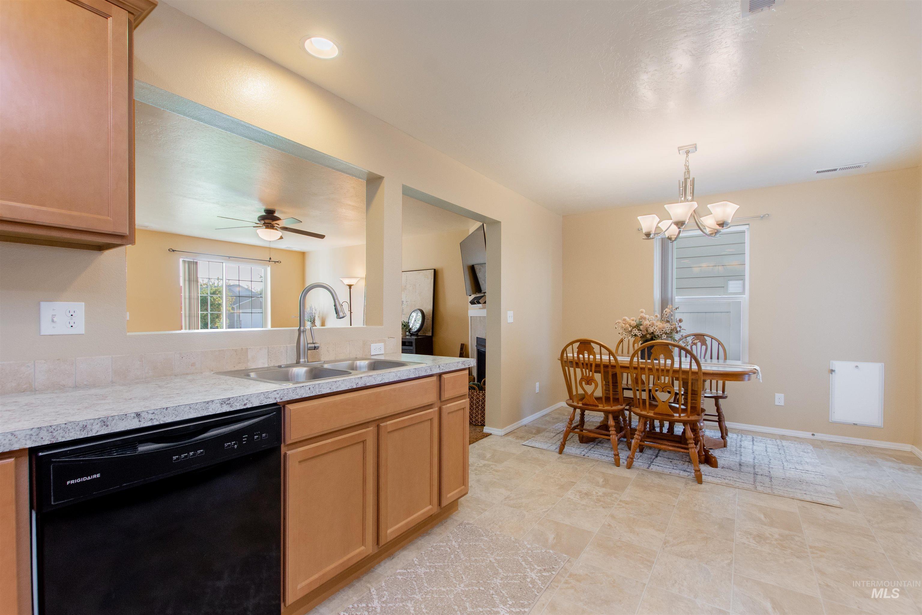 4253 S Overhill Way Property Photo 12