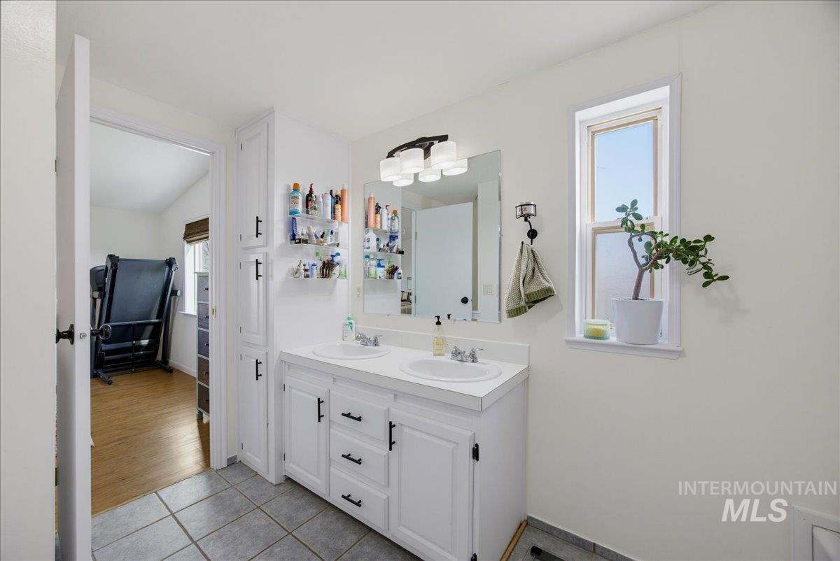 3880 1 Ln E Property Photo 19