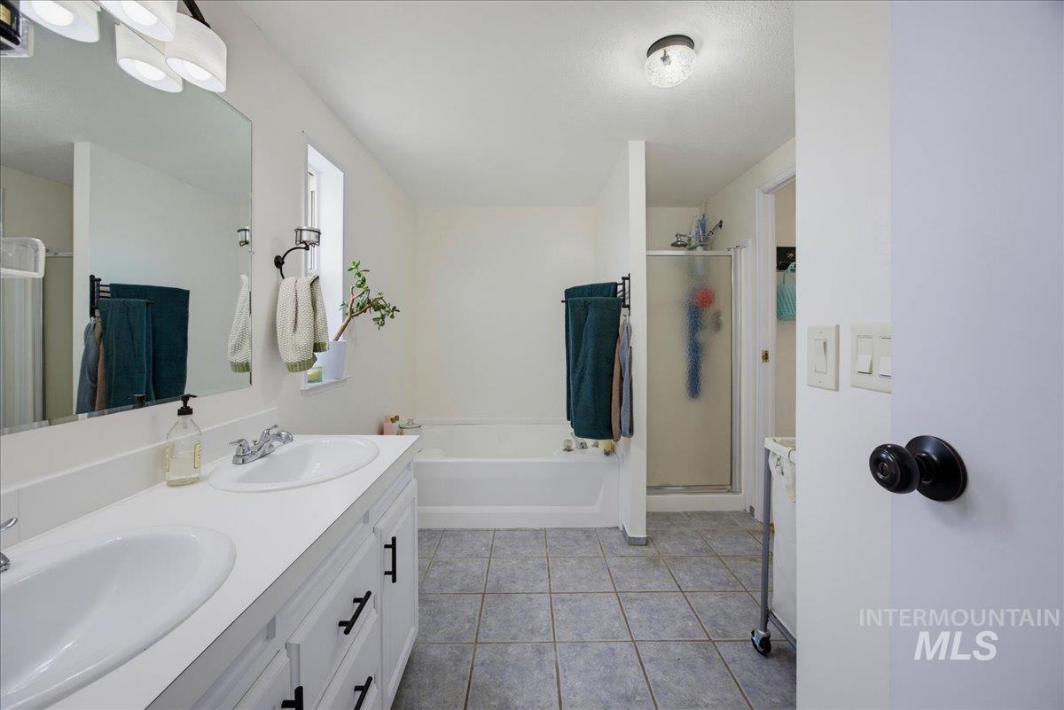 3880 1 Ln E Property Photo 20