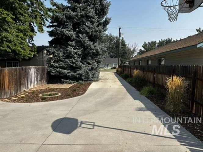 7023 W Everett St Property Photo 3