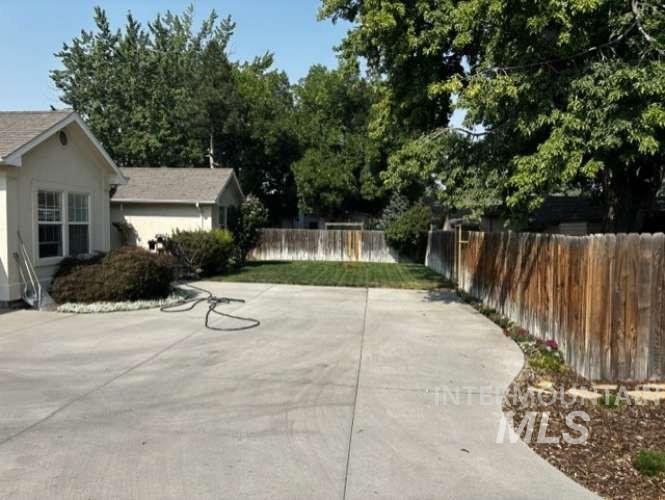 7023 W Everett St Property Photo 4
