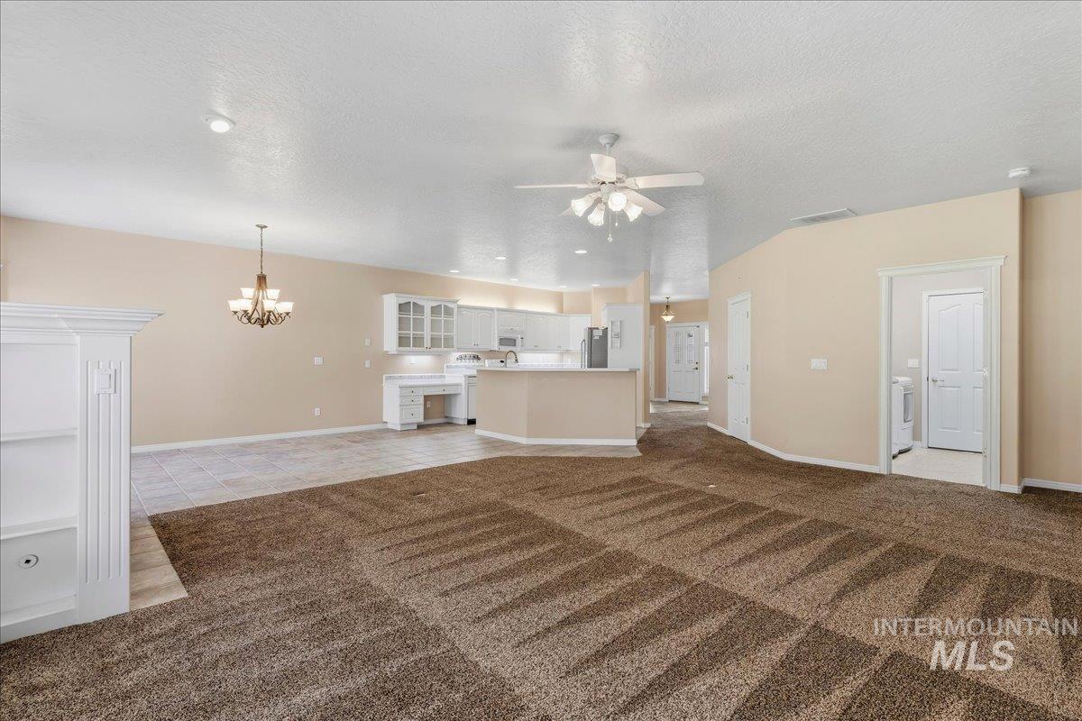 812 E Martinique Property Photo 9