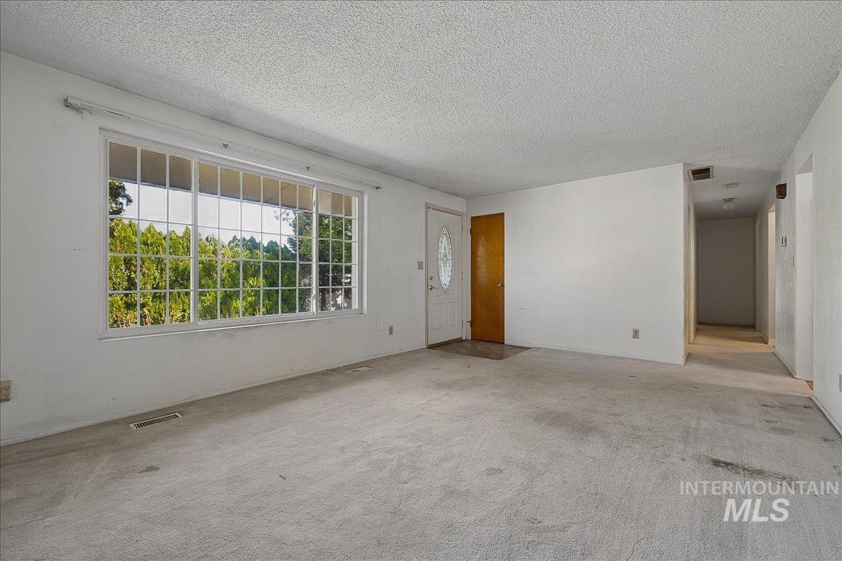 2530 S Cloverdale Rd Property Photo 8