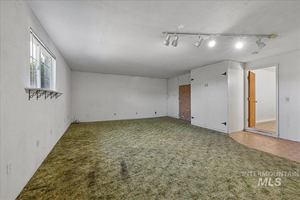 2530 S Cloverdale Rd Property Photo 19