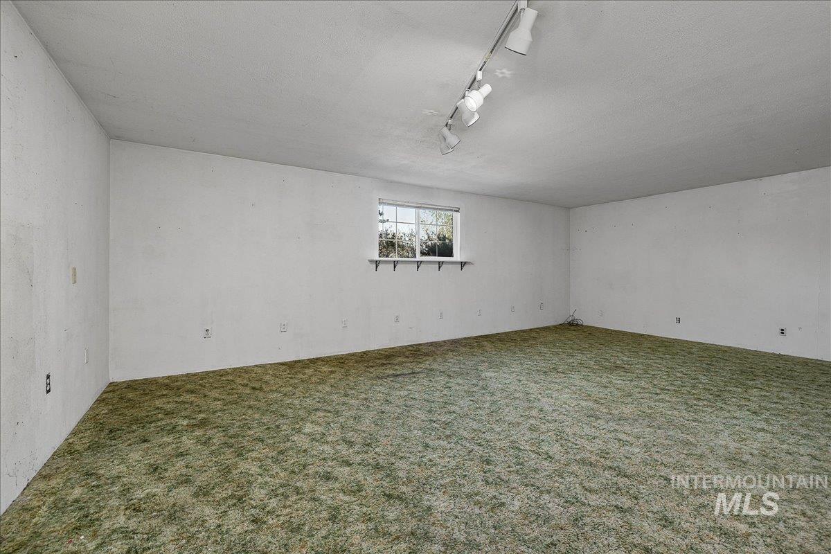 2530 S Cloverdale Rd Property Photo 20