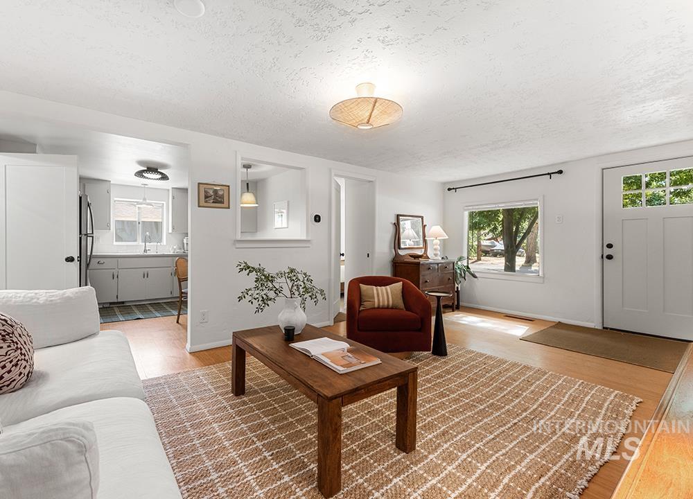1912 W Dora St Property Photo 7