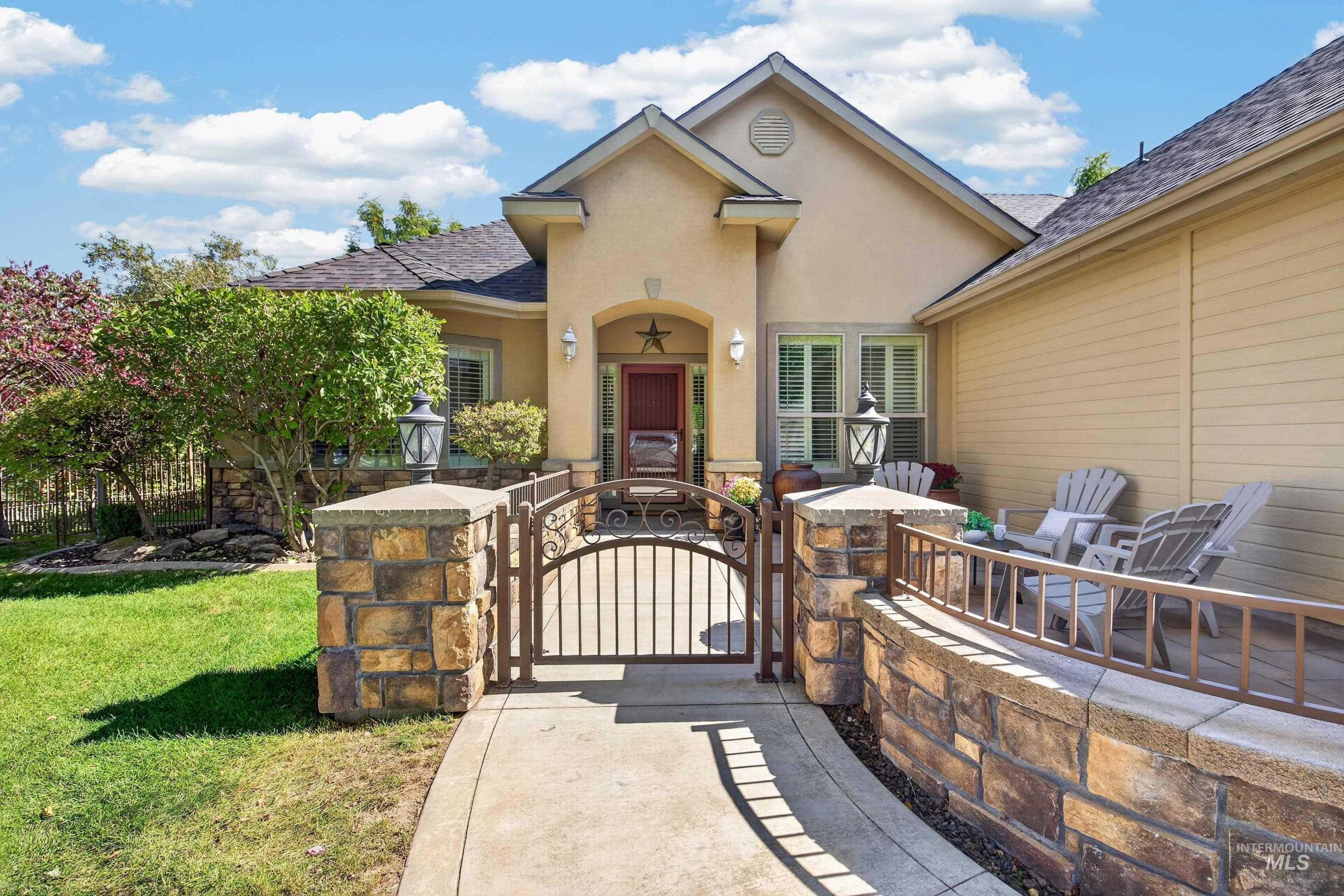 760 S Hydra Property Photo 4
