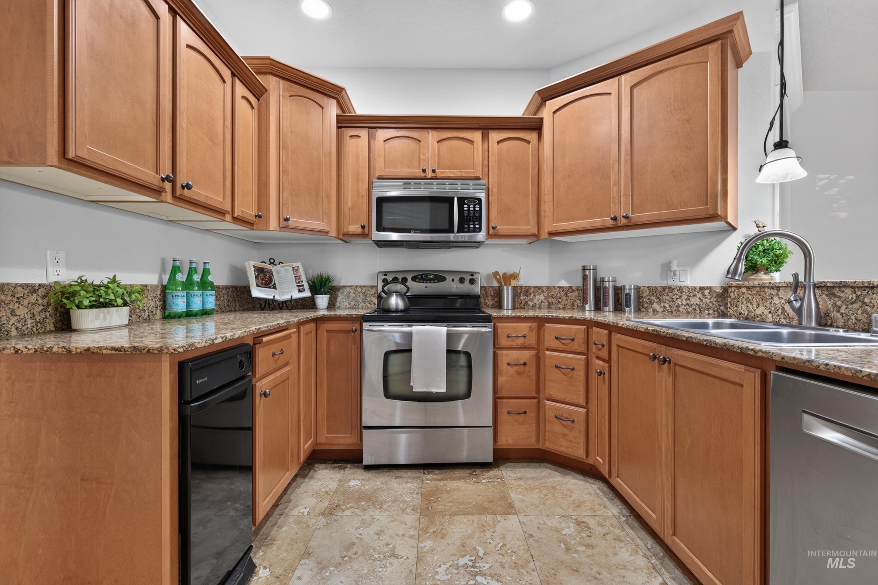 760 S Hydra Property Photo 21