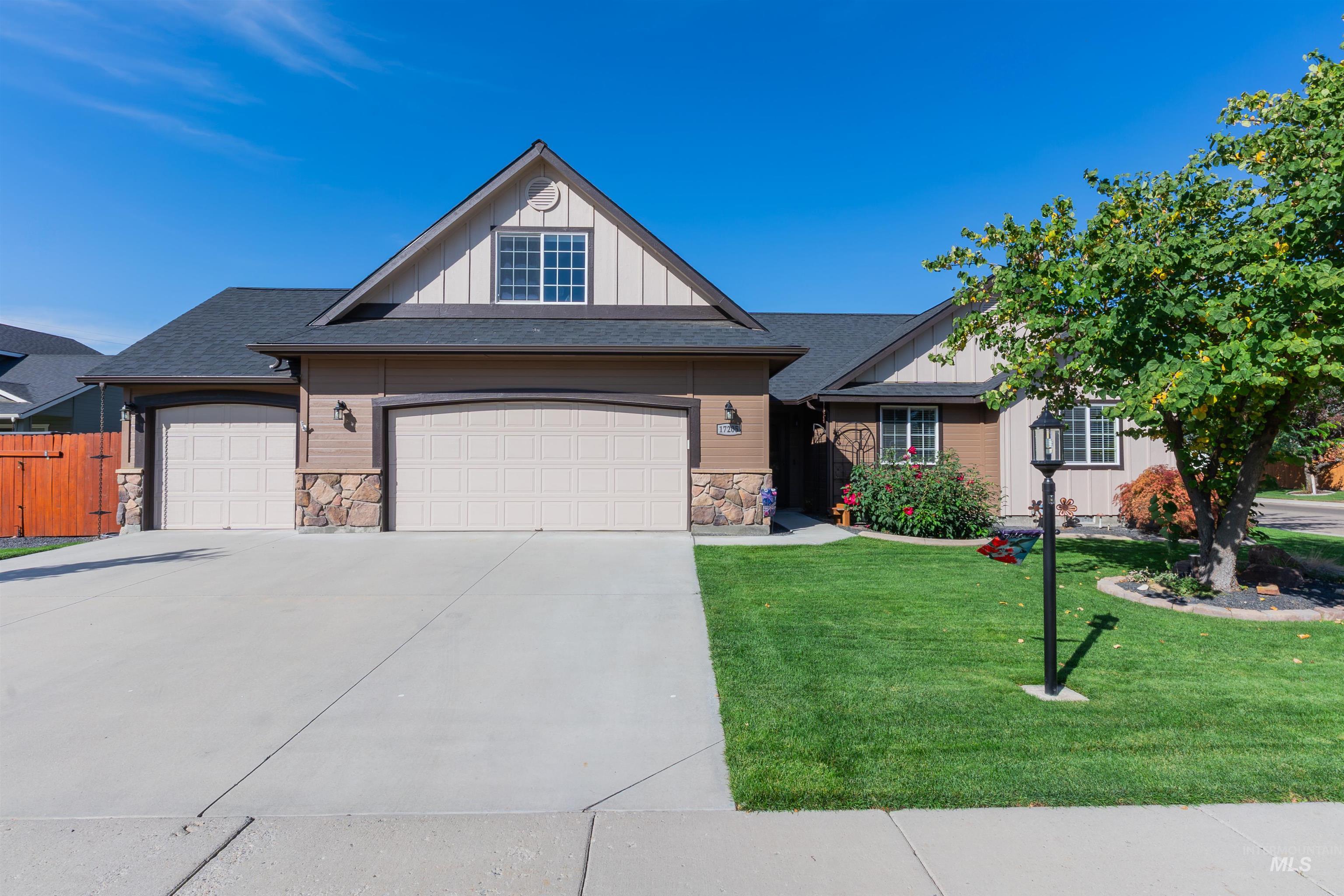 17205 N Cody Ct Property Photo 1