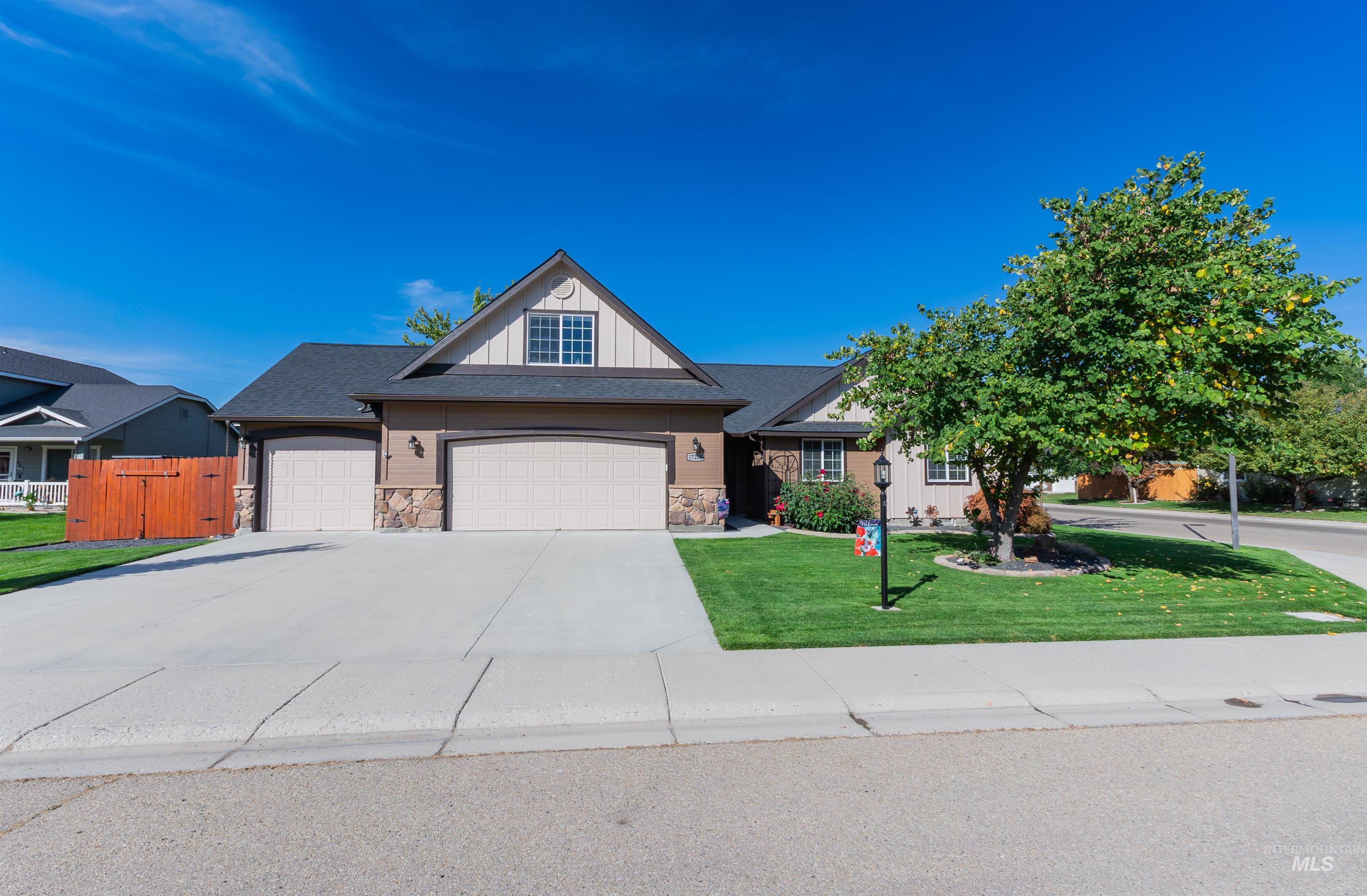 17205 N Cody Ct Property Photo 2
