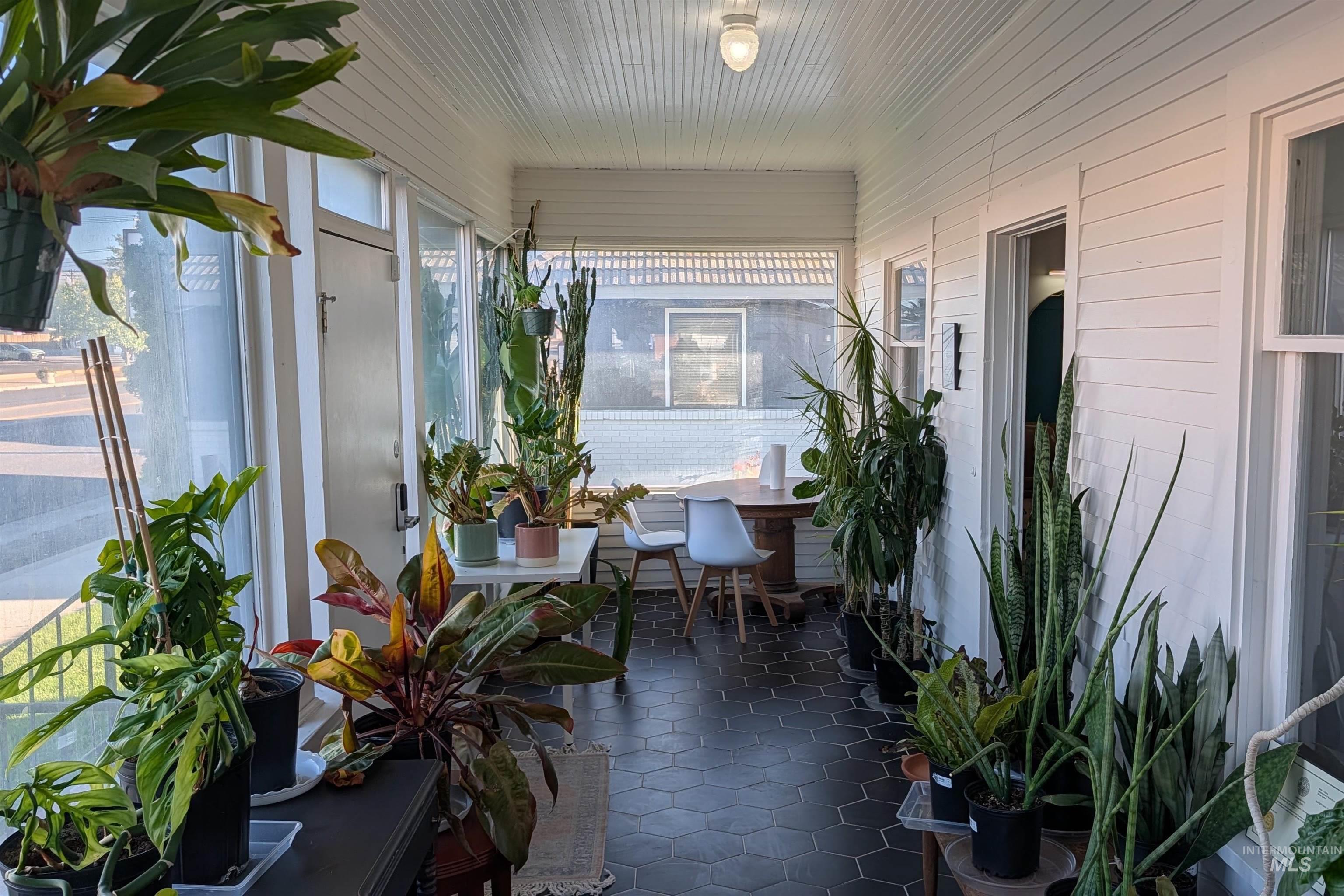 1518 Overland Property Photo 4