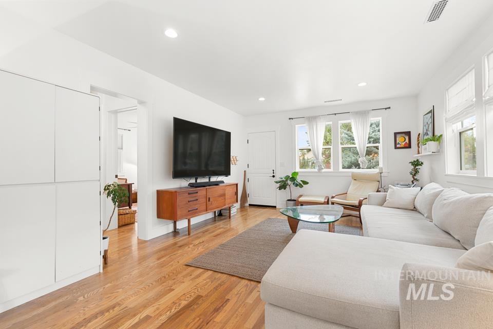 2301 W Jefferson St Property Photo 4